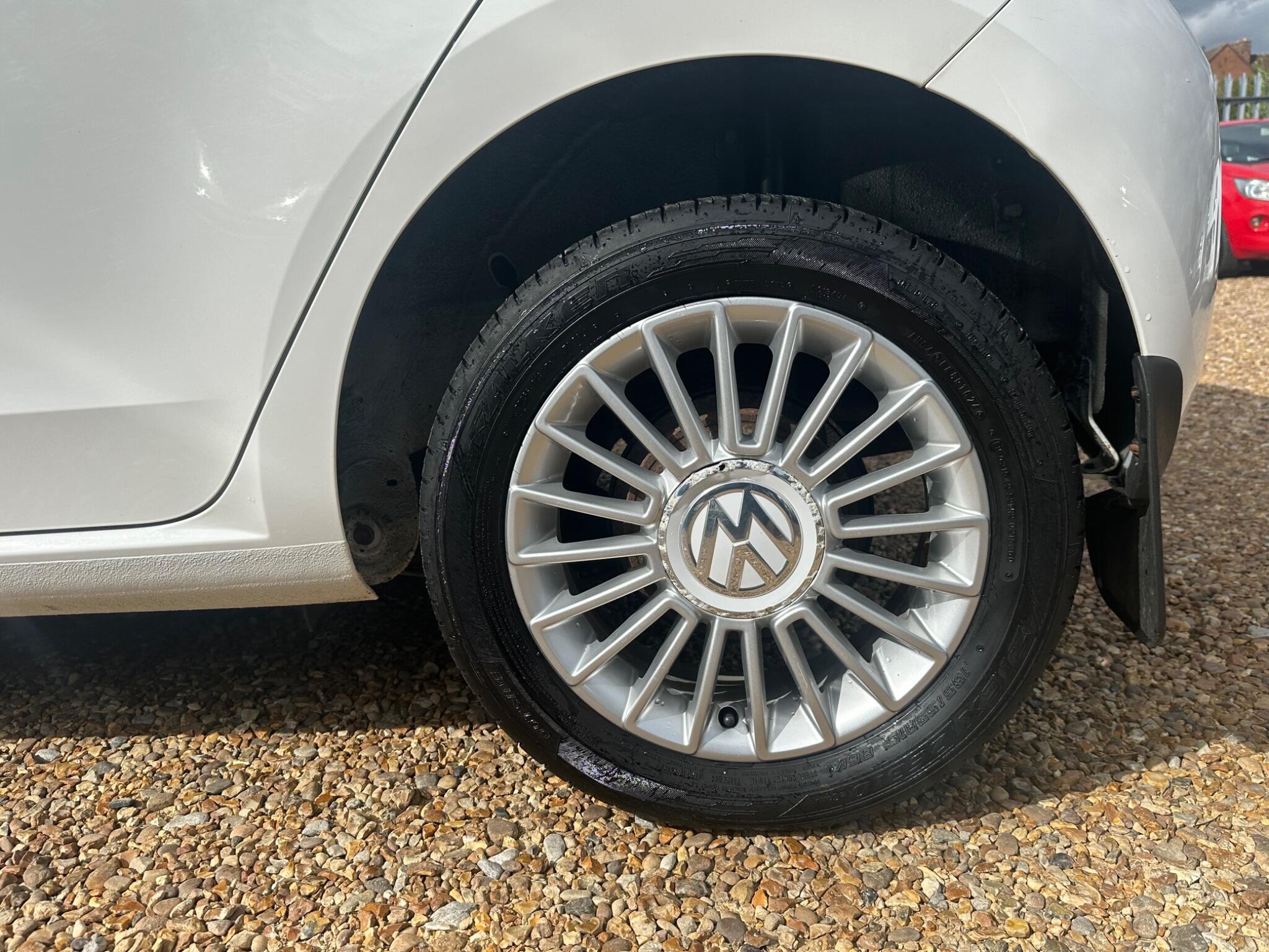 Volkswagen up! view 27