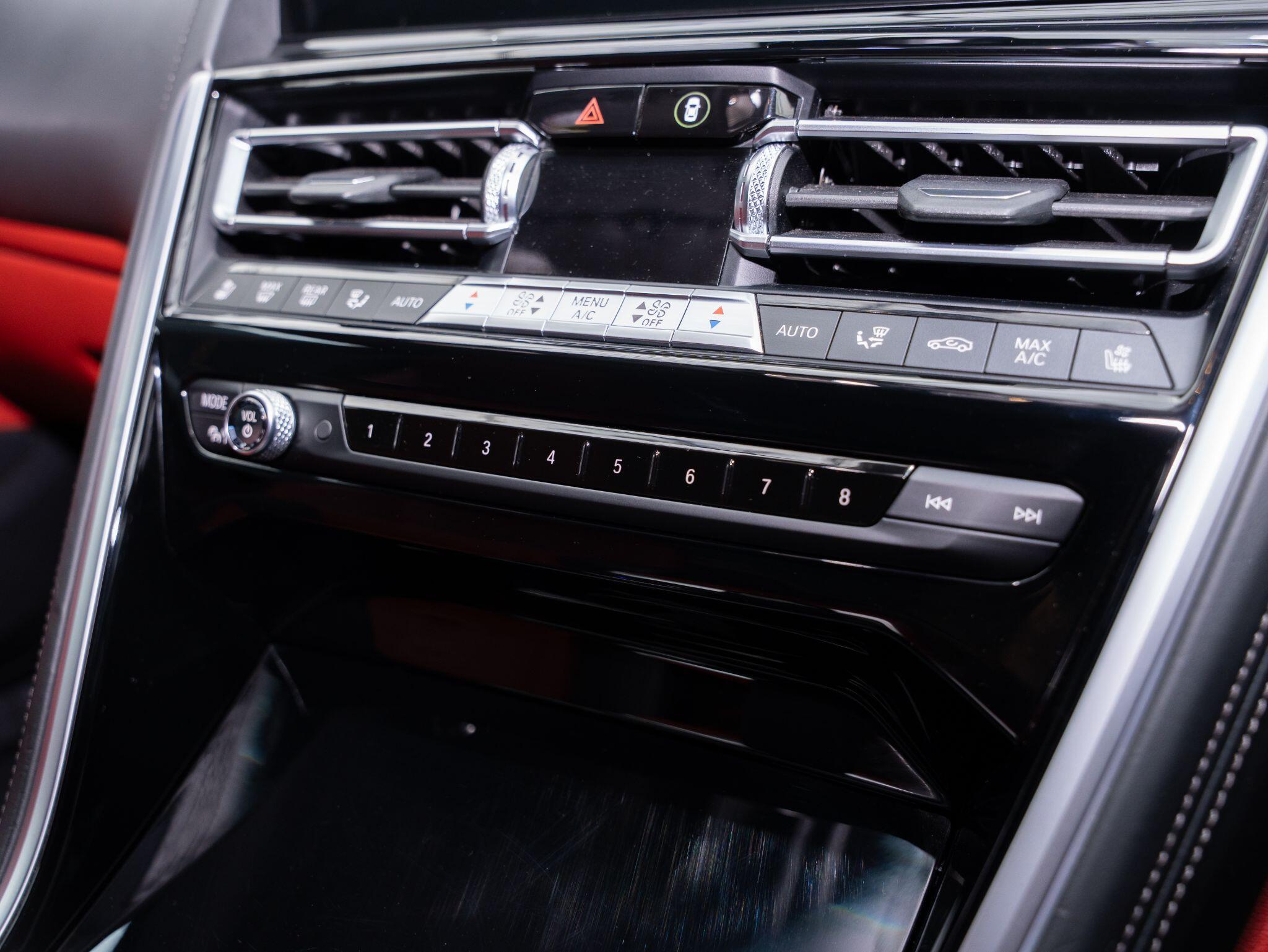 BMW 8 Series view 32