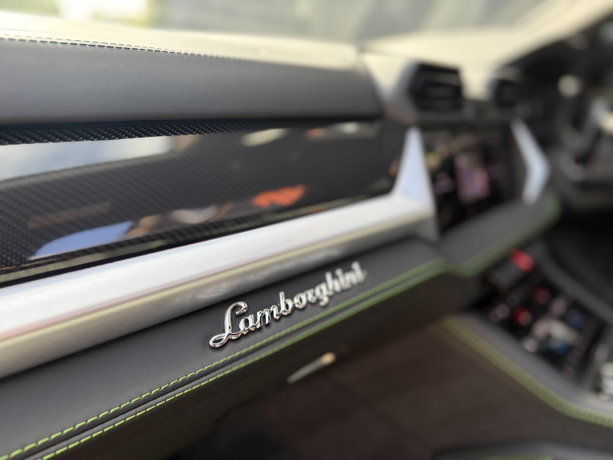 Lamborghini Urus view 32