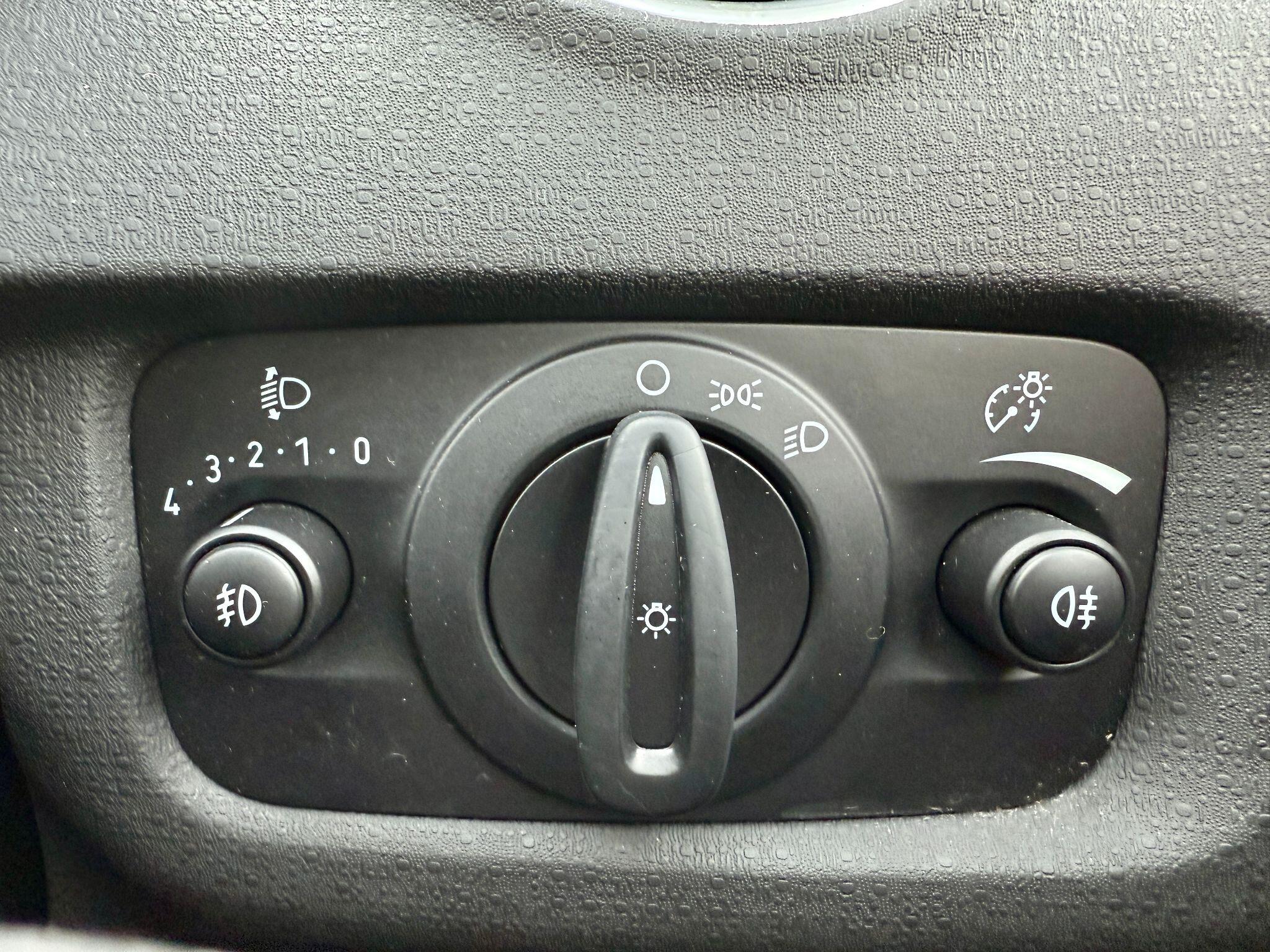 2014 Ford Fiesta image 26