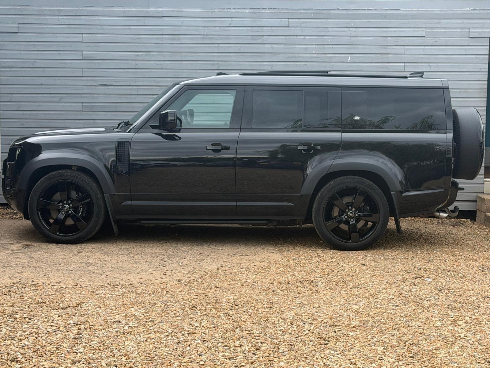 Land Rover Defender 130 view 8