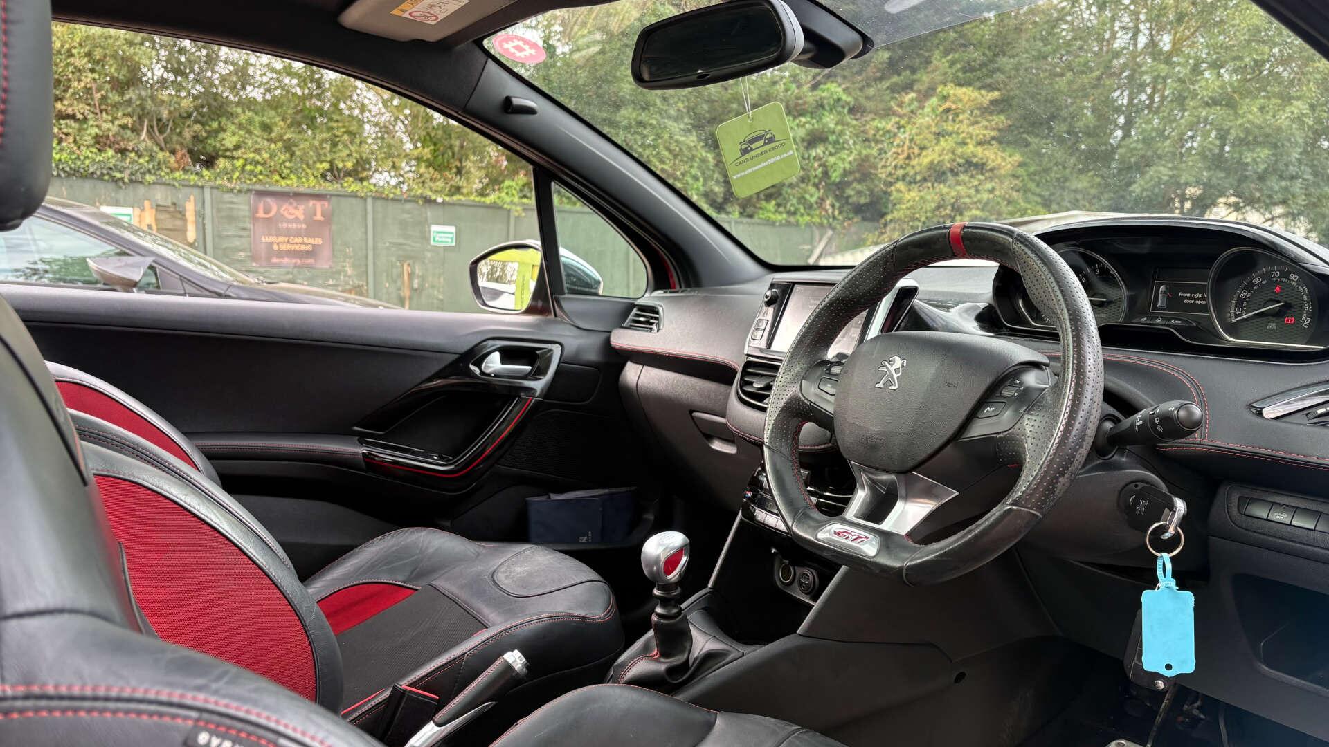 Peugeot 208 view 11