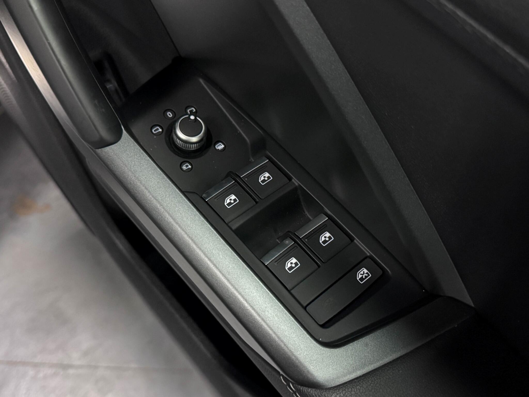 Audi Q3 view 14