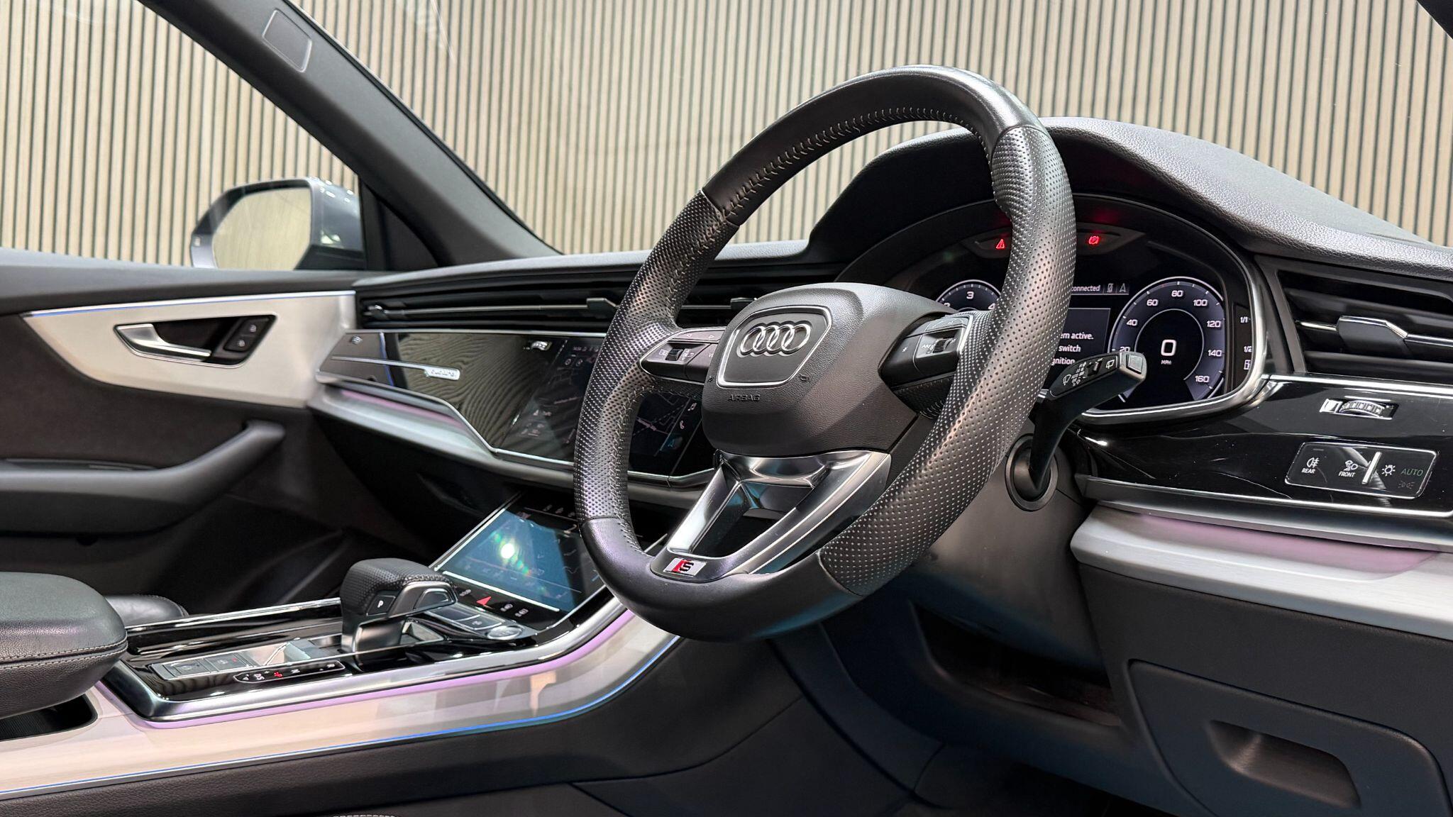 Audi Q8 view 12