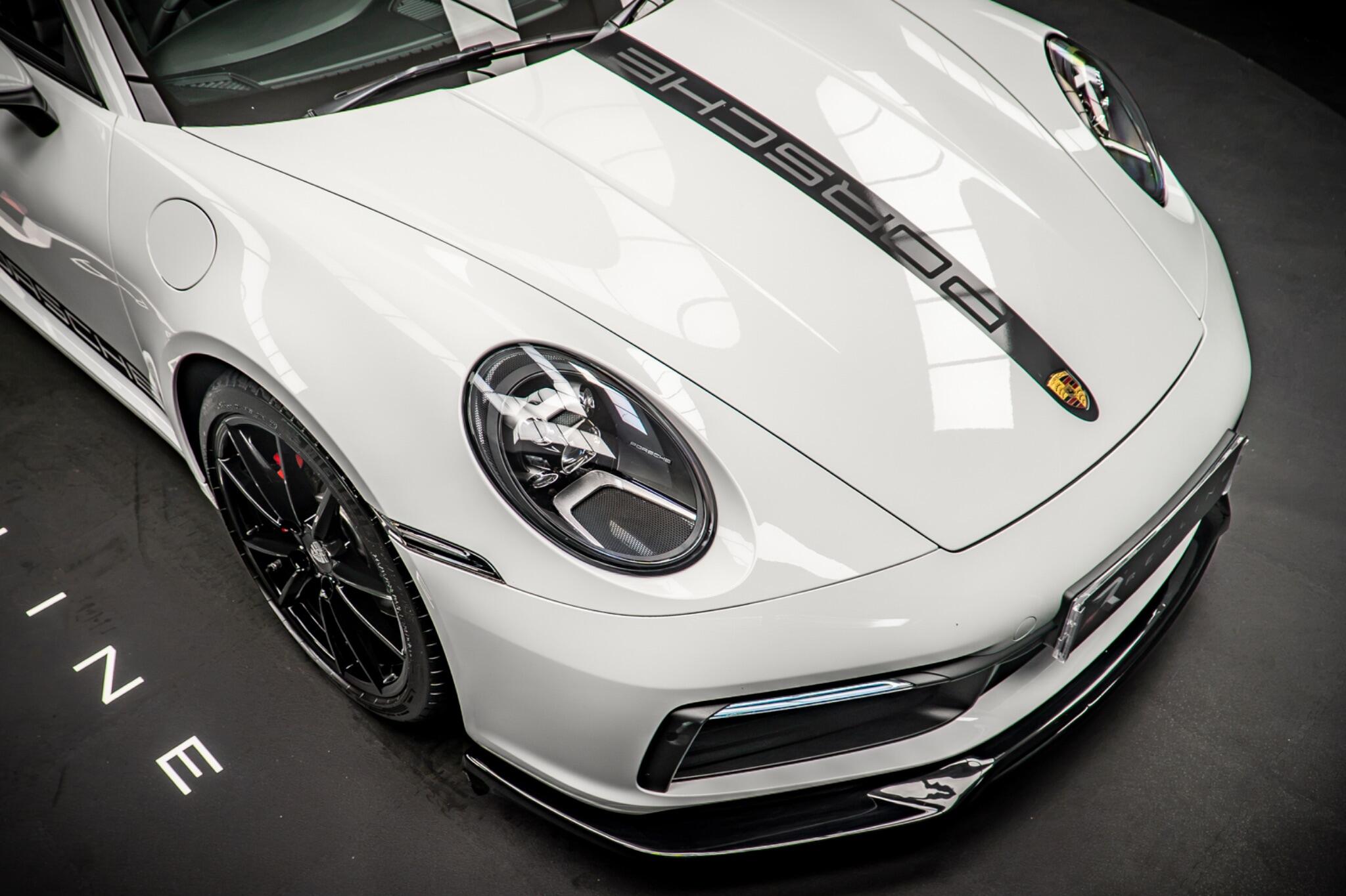 Porsche 911 view 11