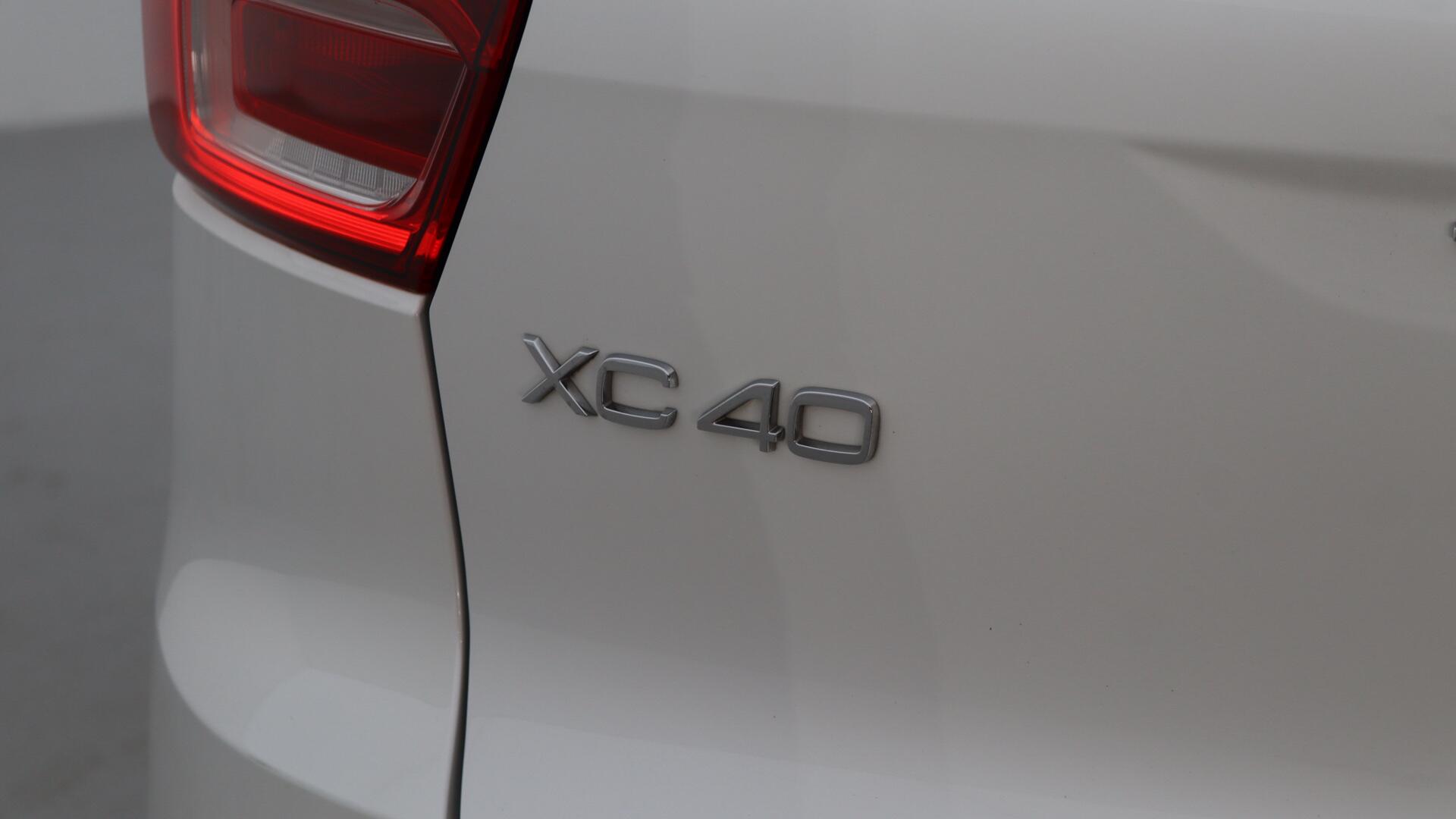Volvo XC40 view 45