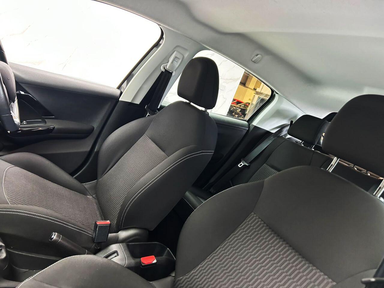 Peugeot 208 view 13