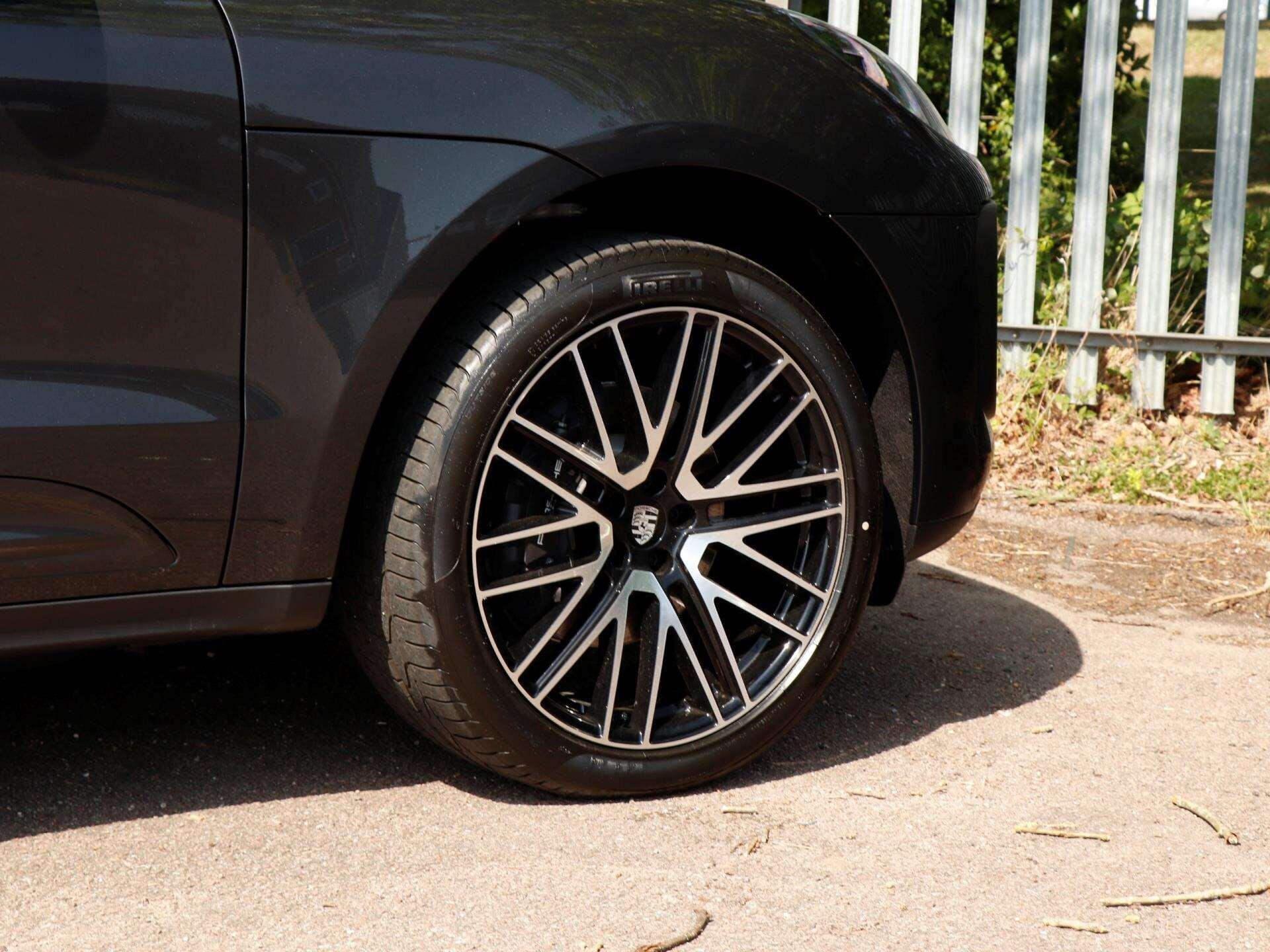 Porsche Macan view 34