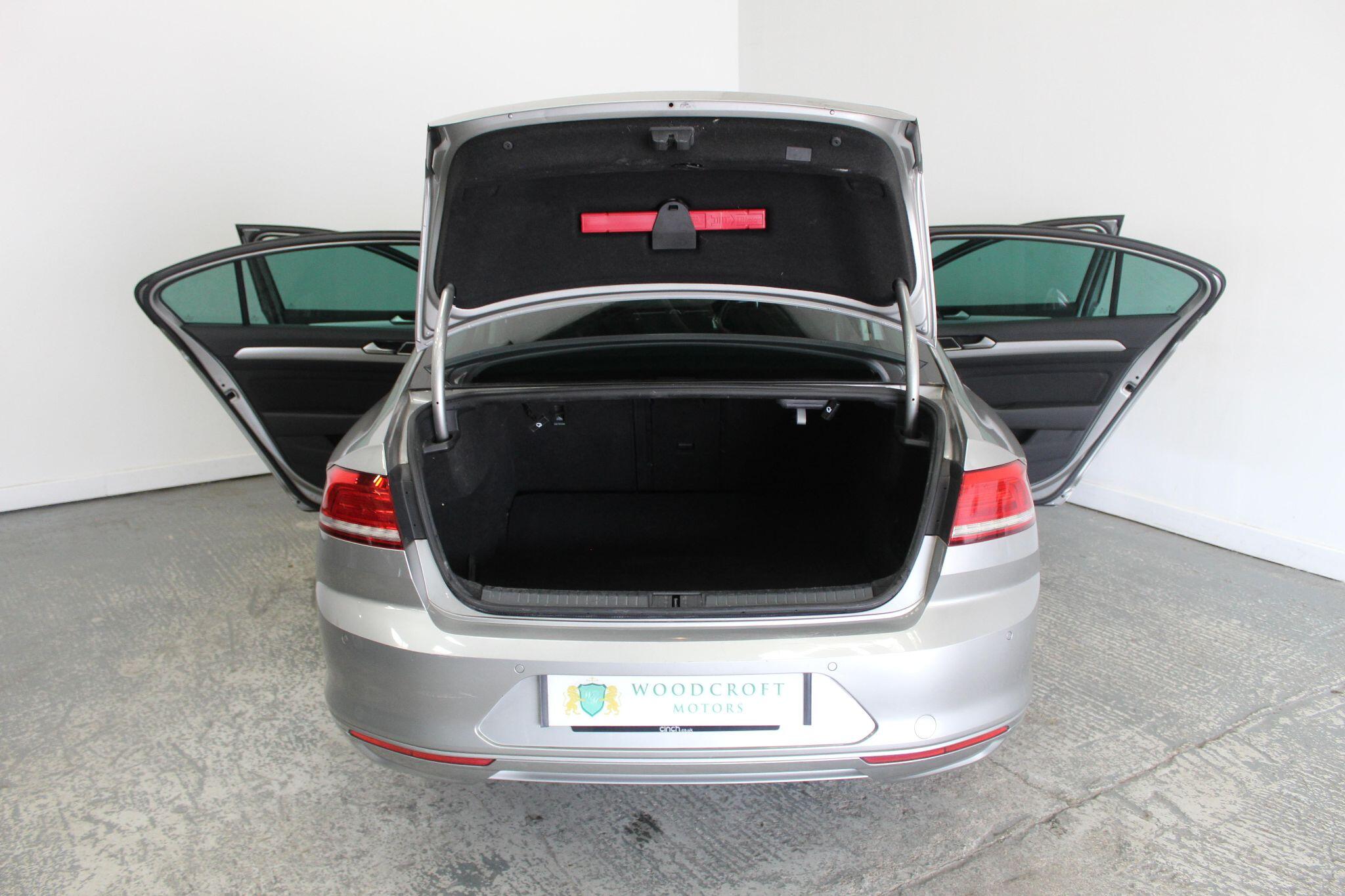 Volkswagen Passat view 23