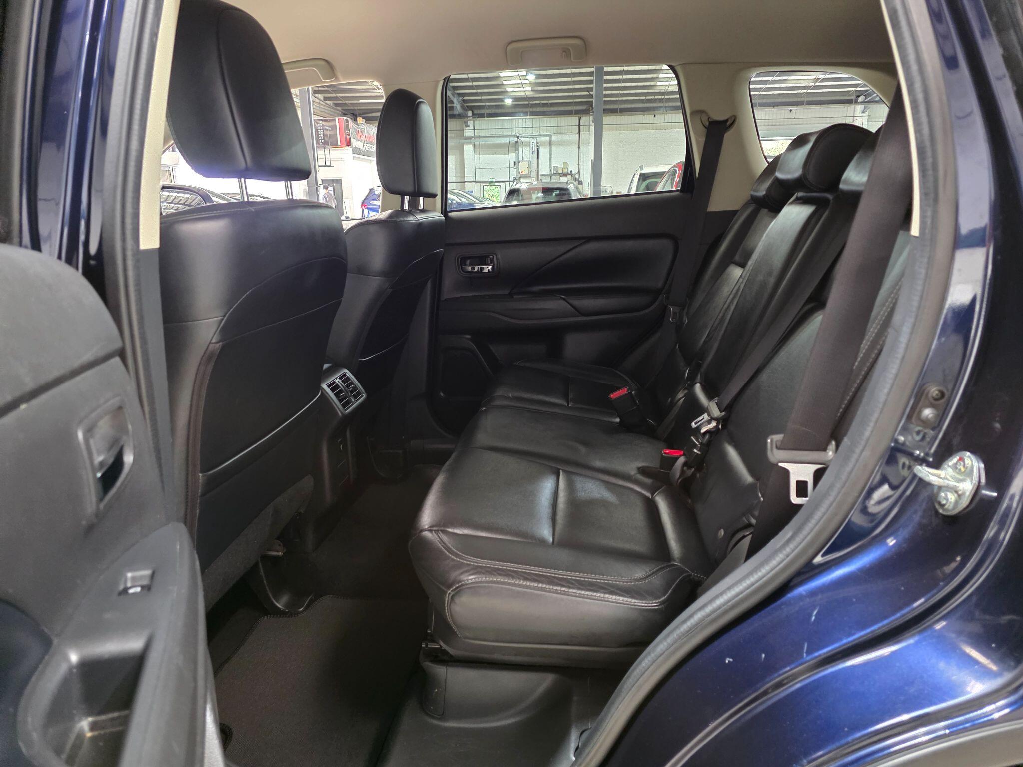 Mitsubishi Outlander view 24