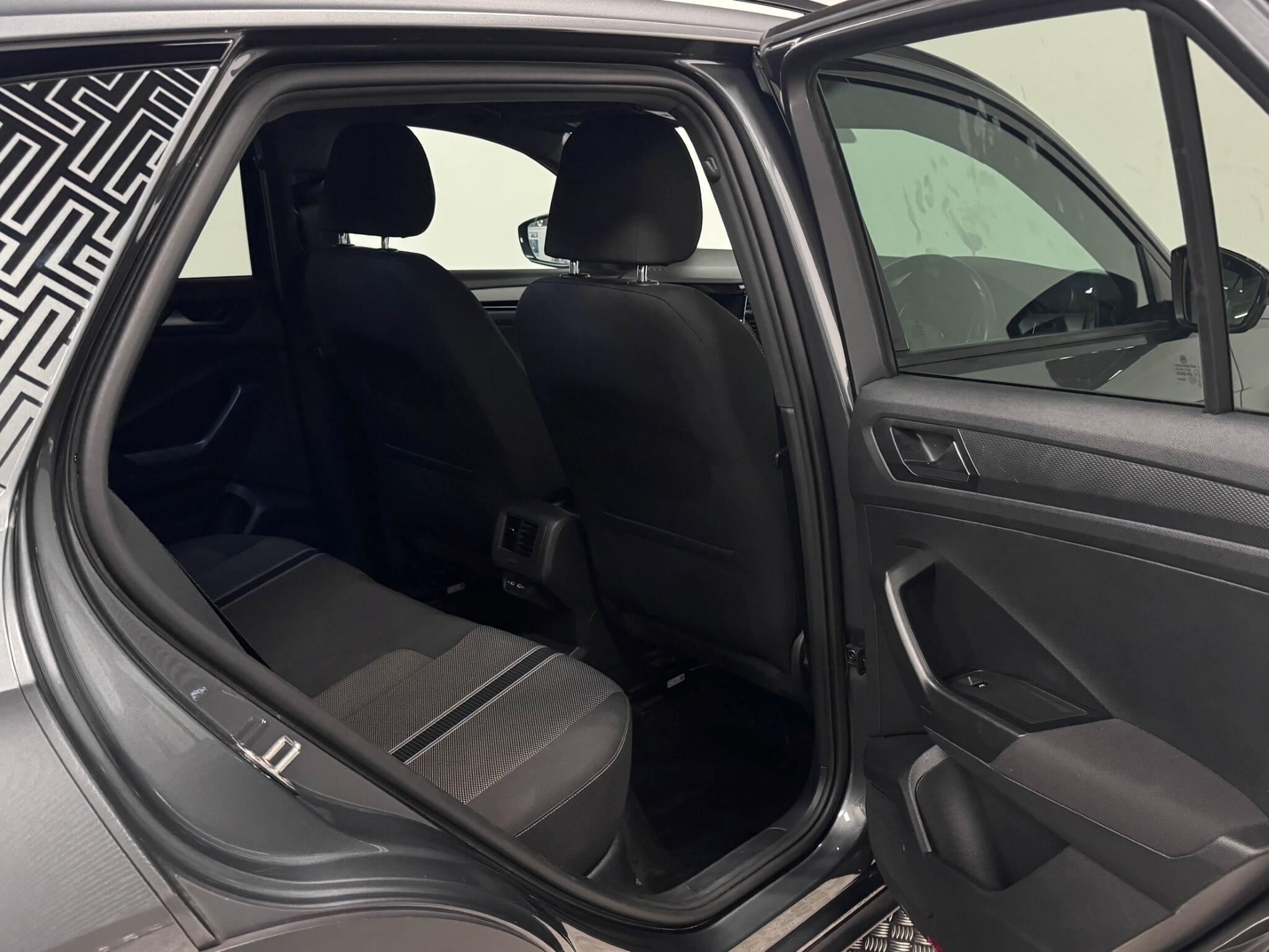 Volkswagen T-Roc view 16