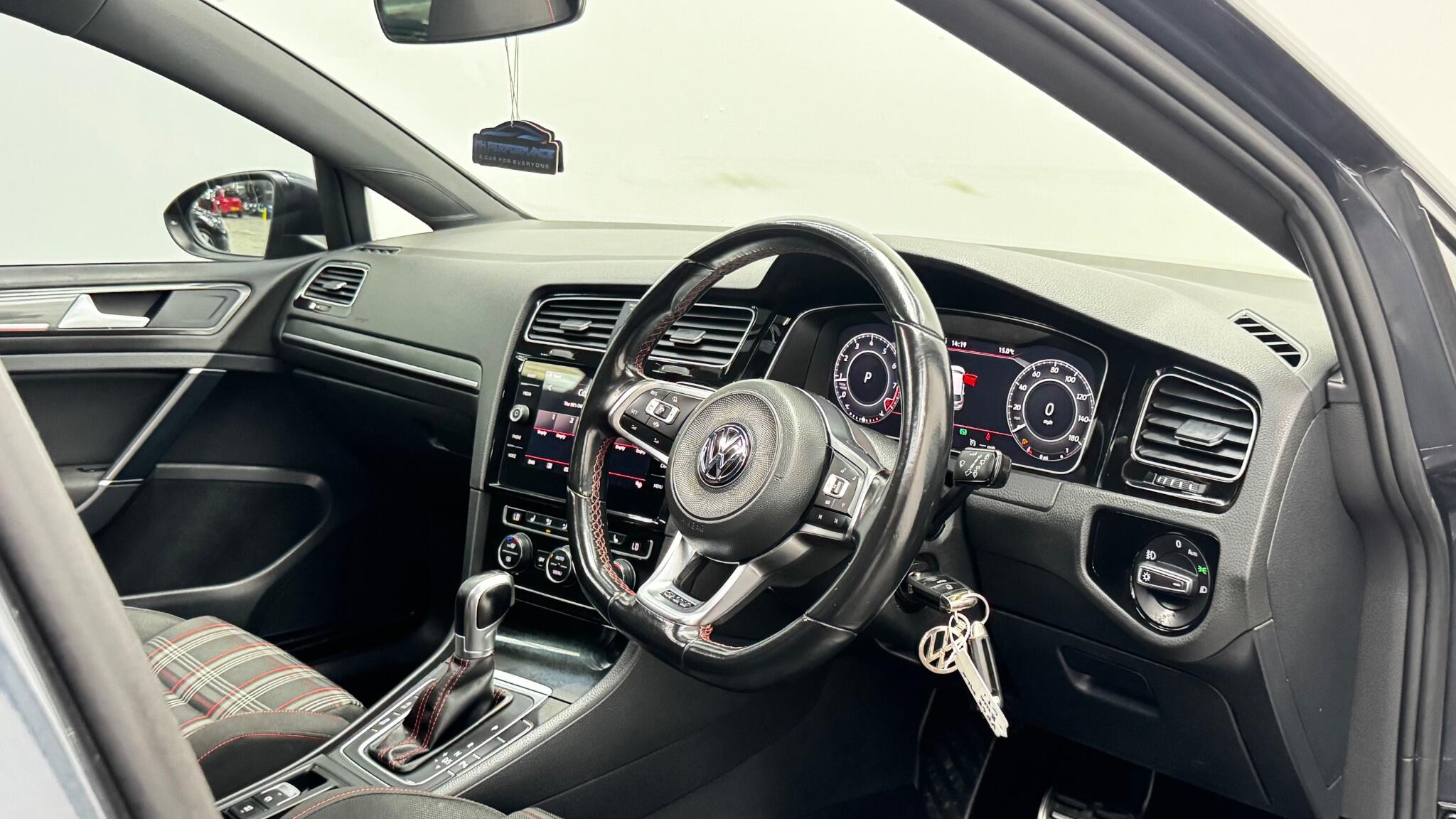 Volkswagen Golf view 4