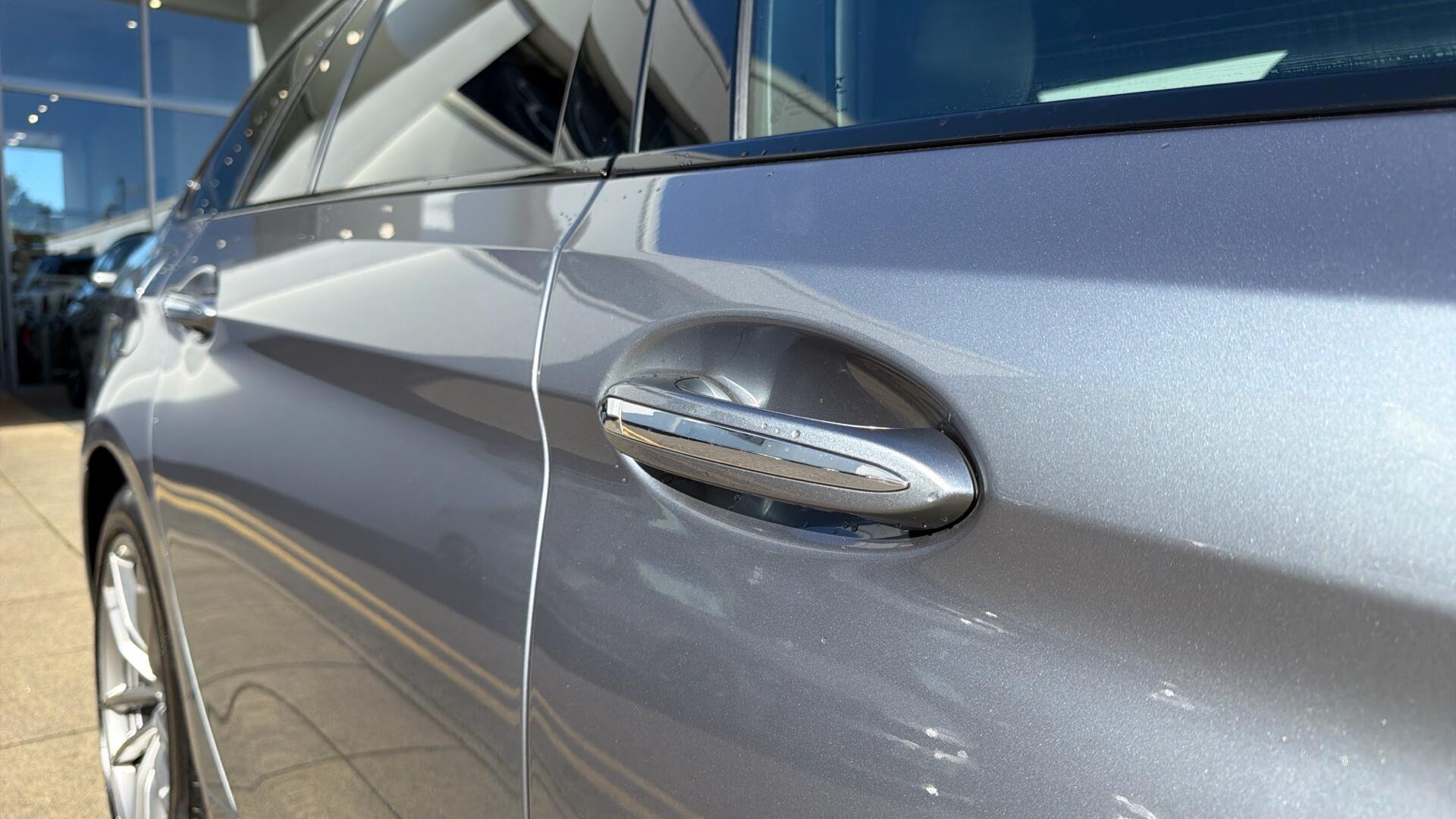 BMW 5 Series view 26