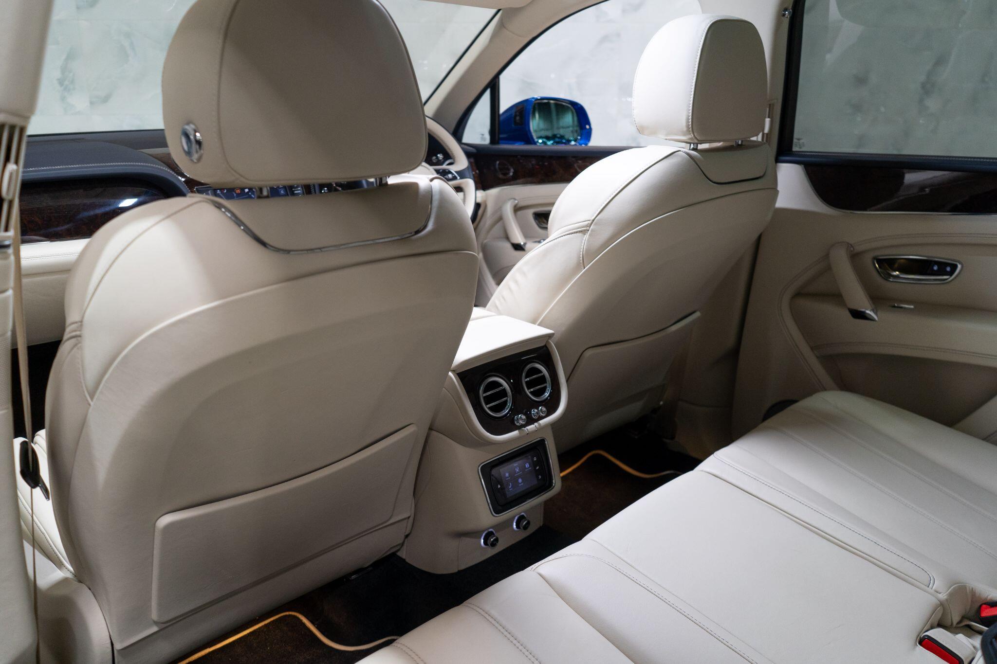 Bentley Bentayga view 17