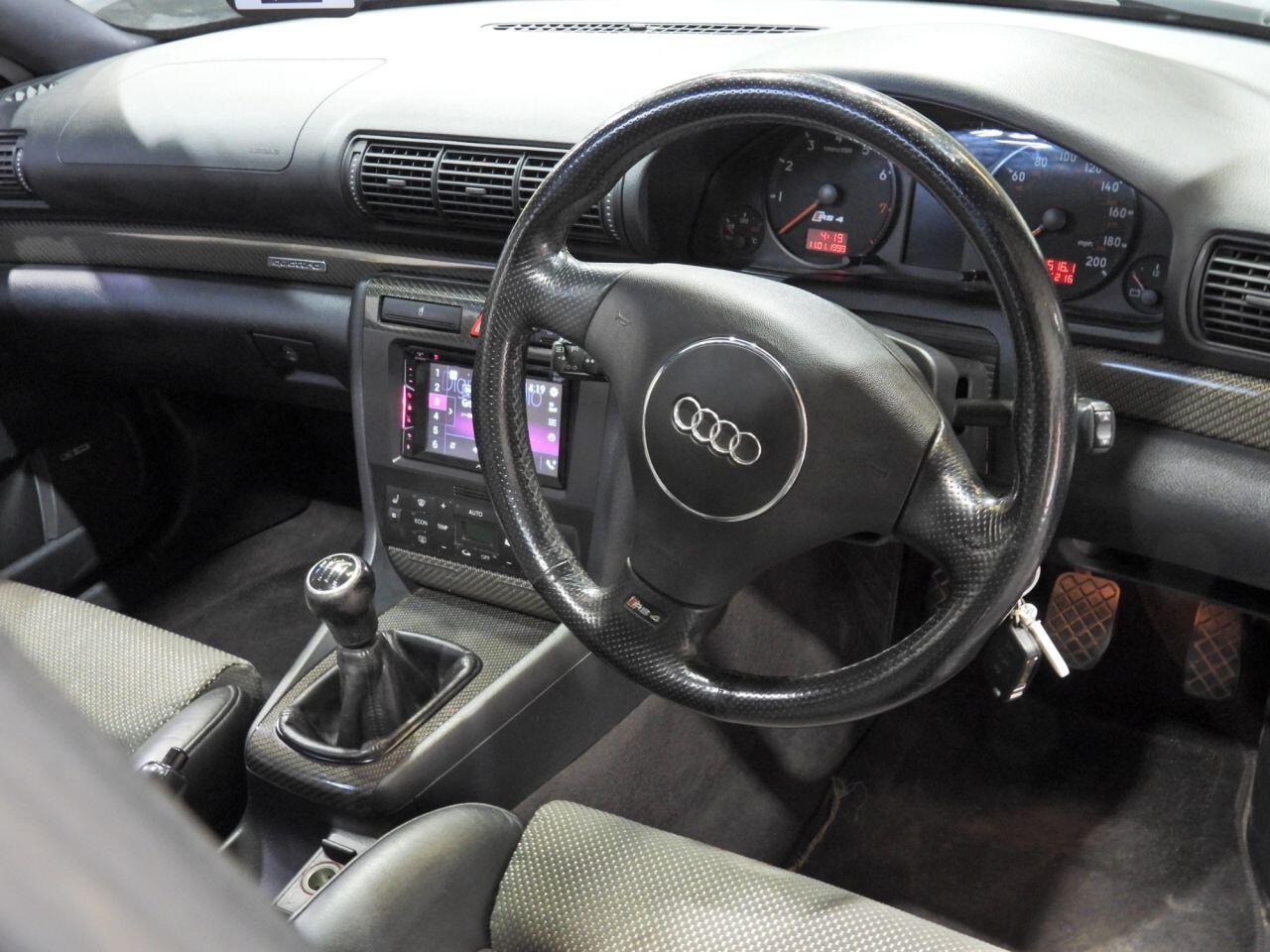Audi RS4 view 32