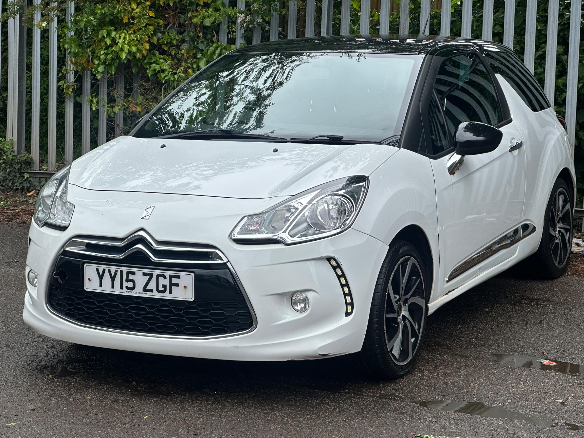 DS Automobiles DS 3 view 3