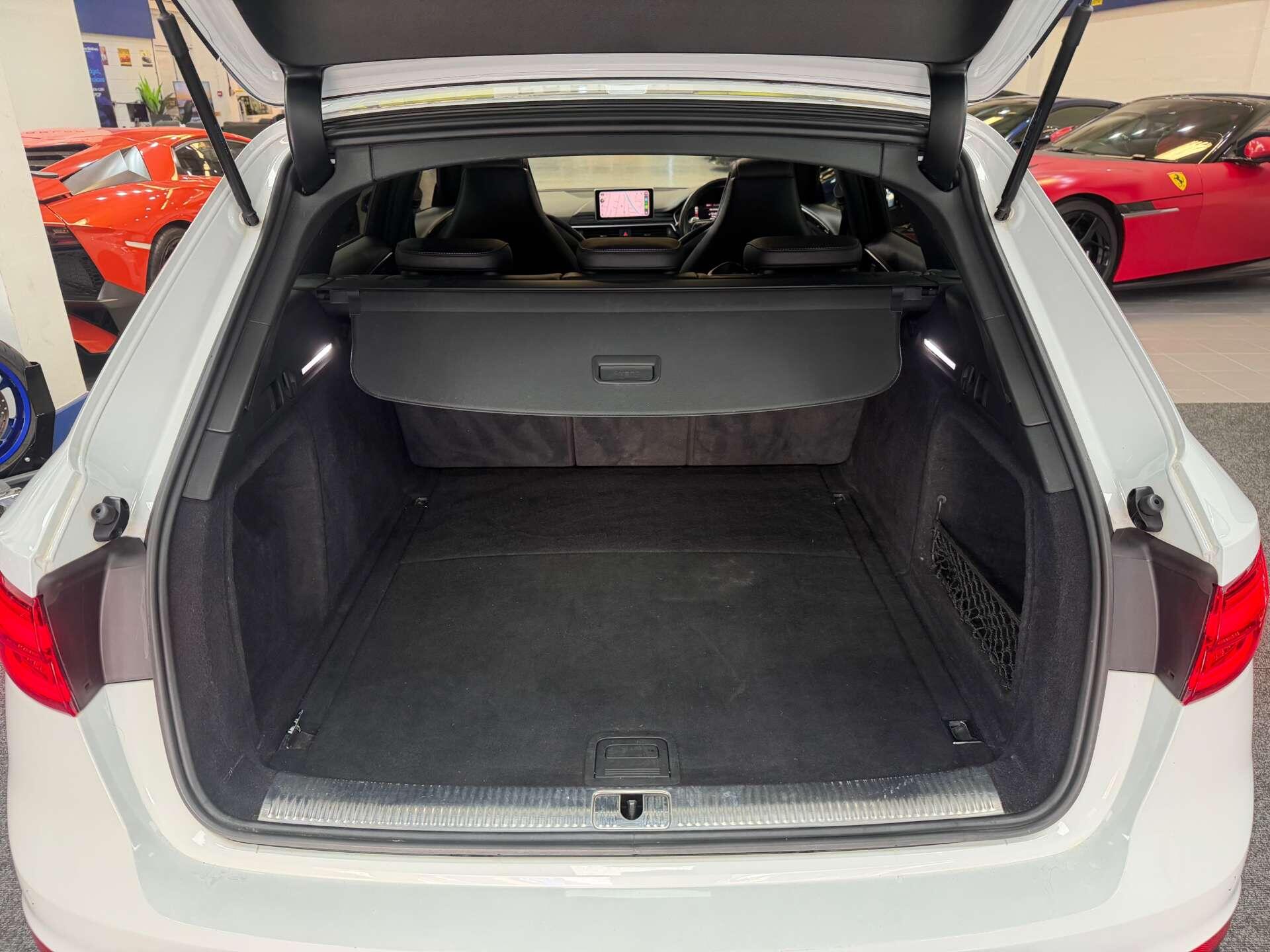 Audi RS4 view 40