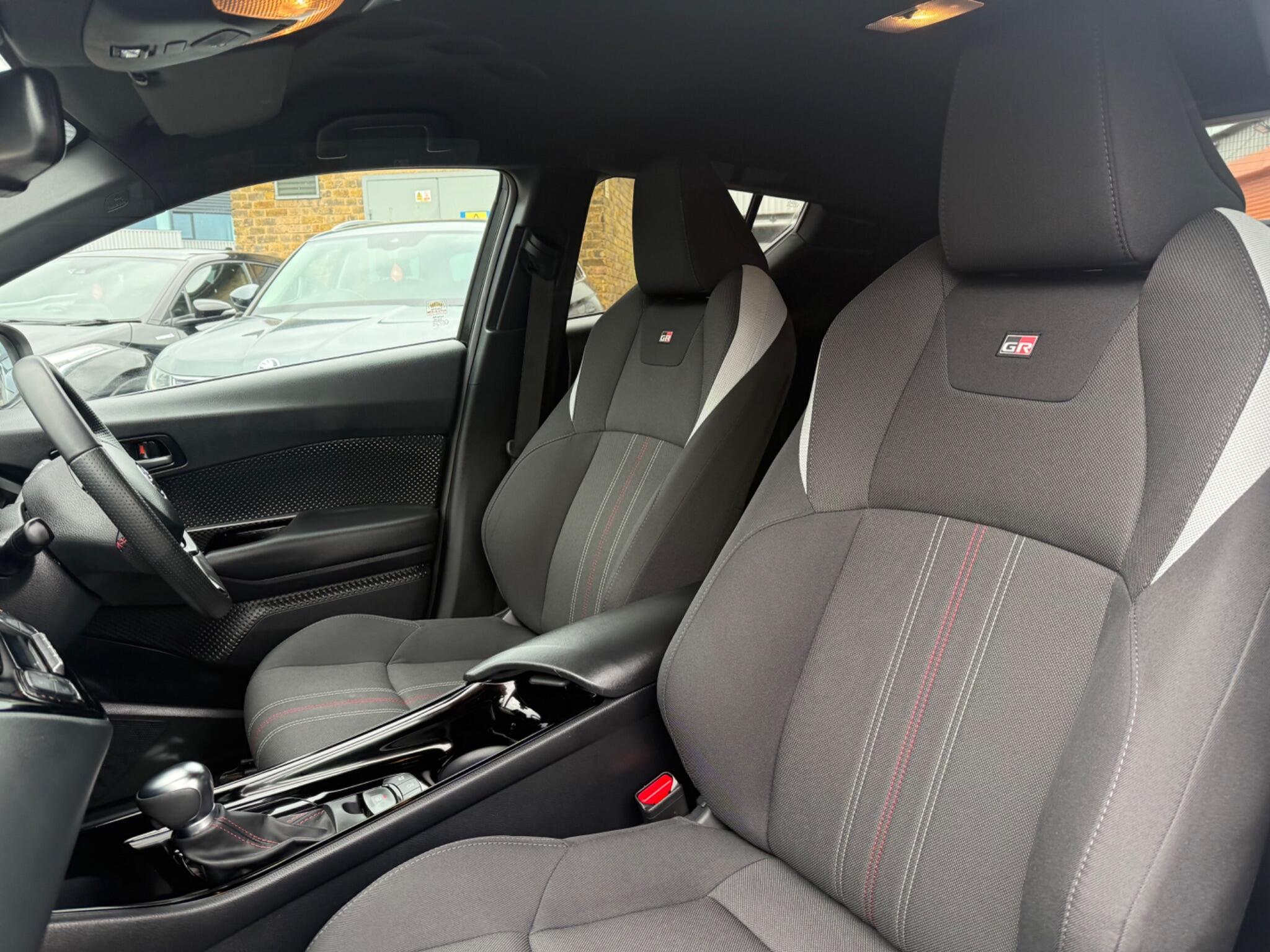 Toyota C-HR view 32