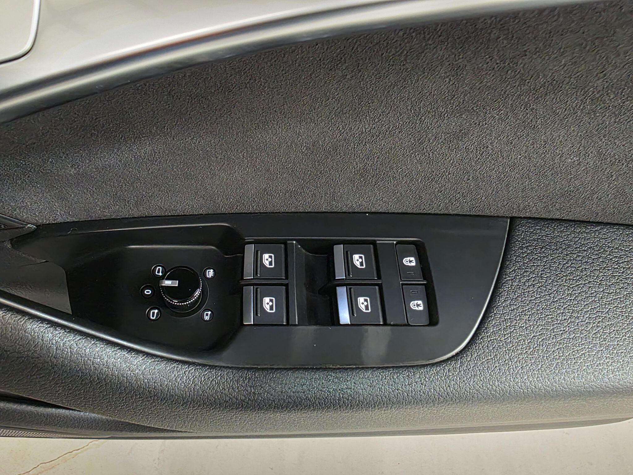 Audi A6 Saloon view 17