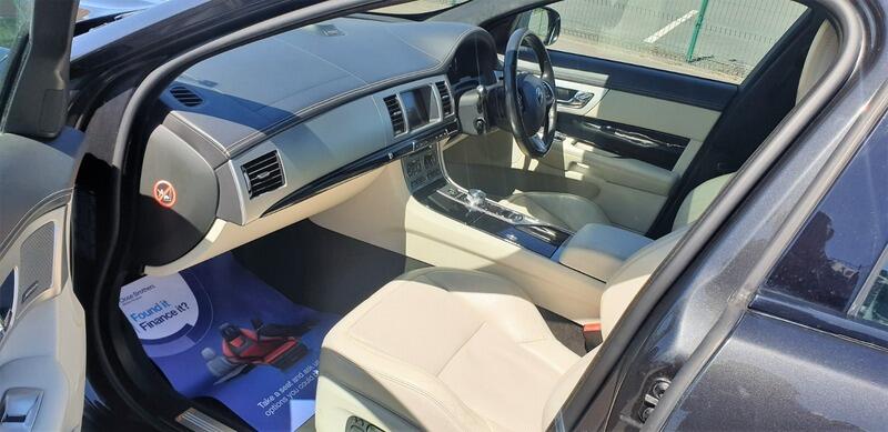 2014 Jaguar XF image 12