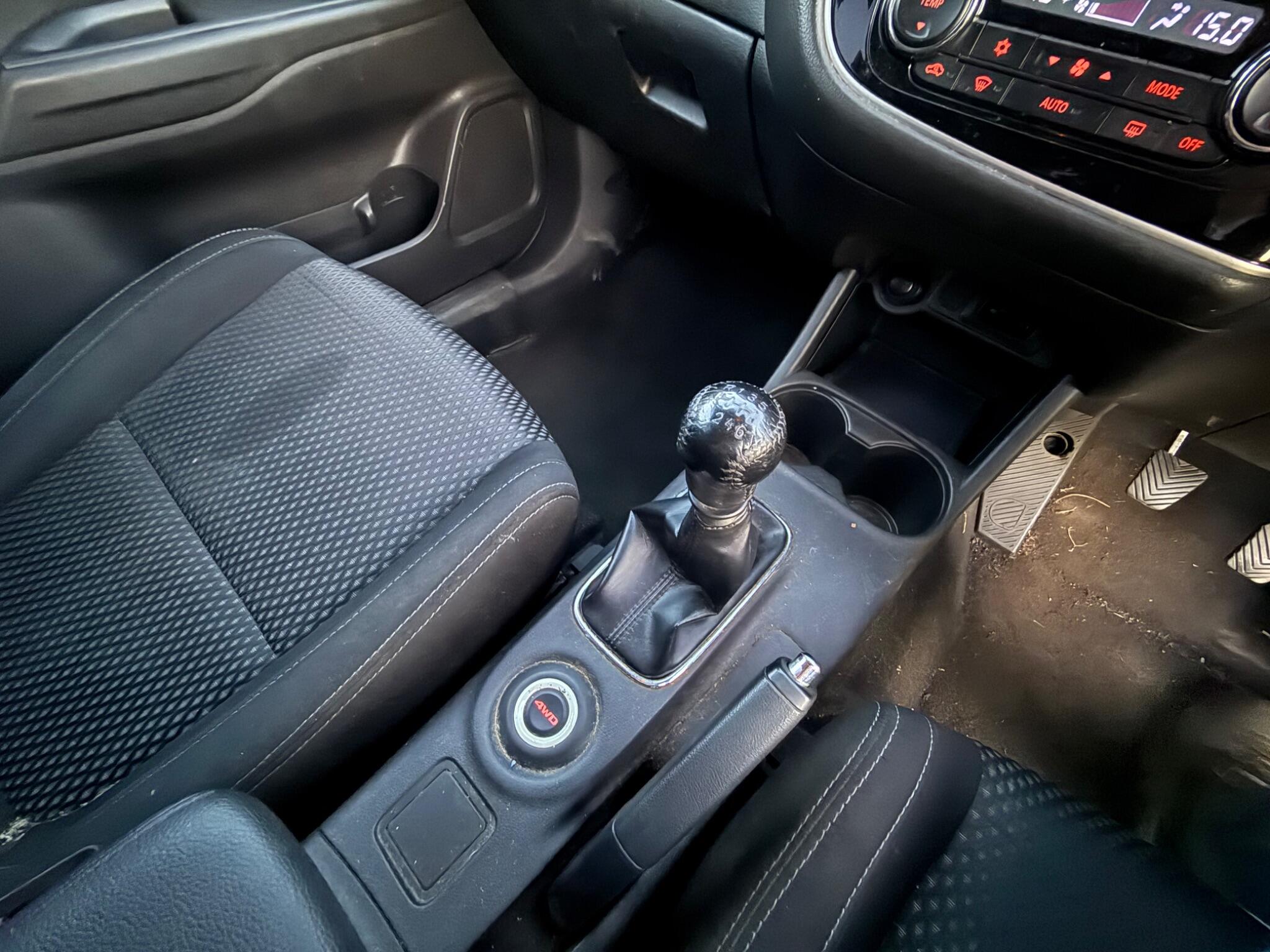 Mitsubishi Outlander 2.2 DI-D GX3 SUV 5dr Diesel Manual 4WD Euro 6 (s/s) (147 ps) — photo 27 of 90