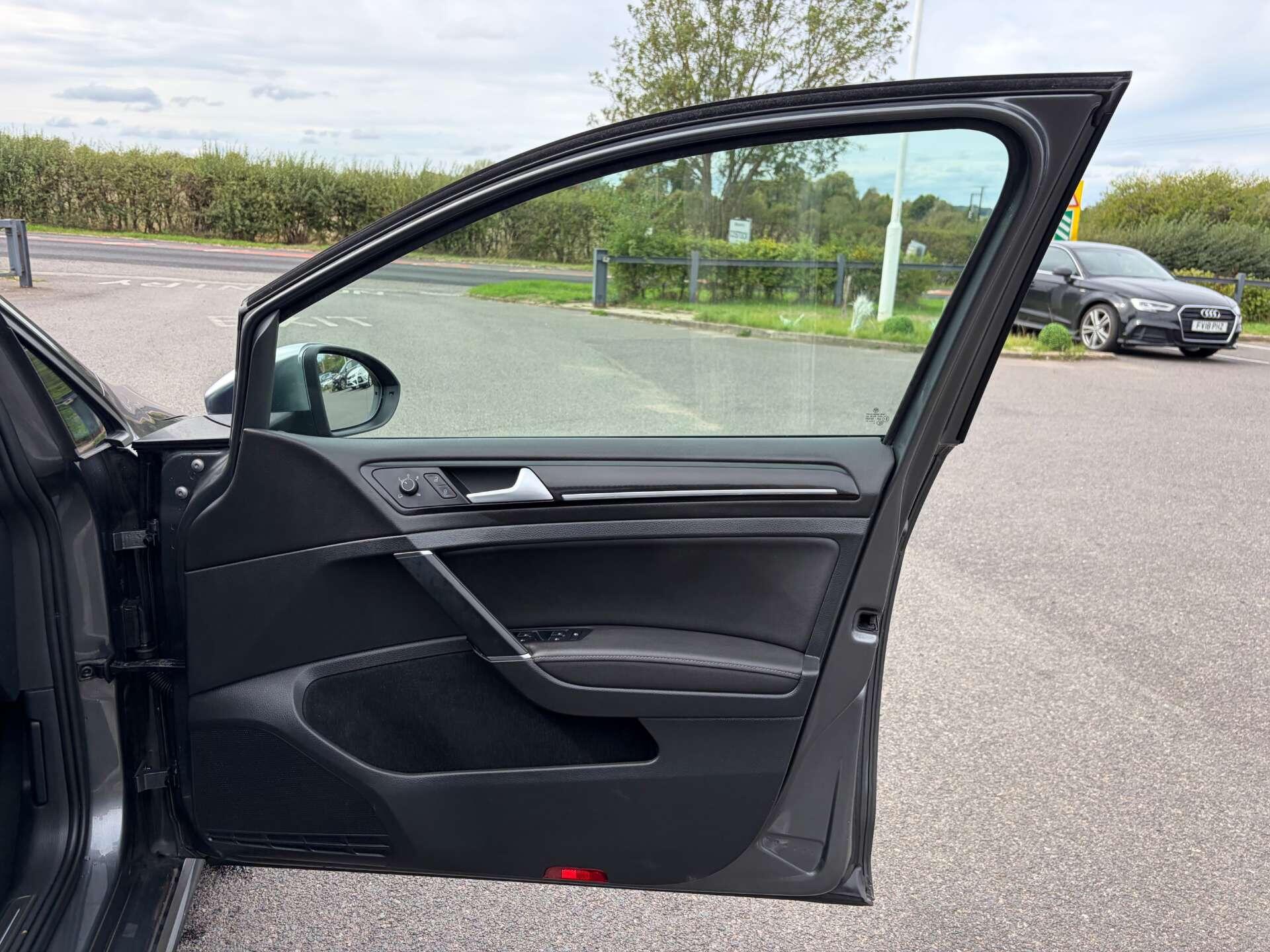 Volkswagen Golf view 34