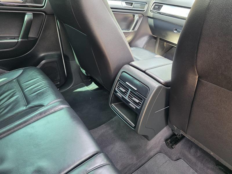 2015 Volkswagen Touareg image 32