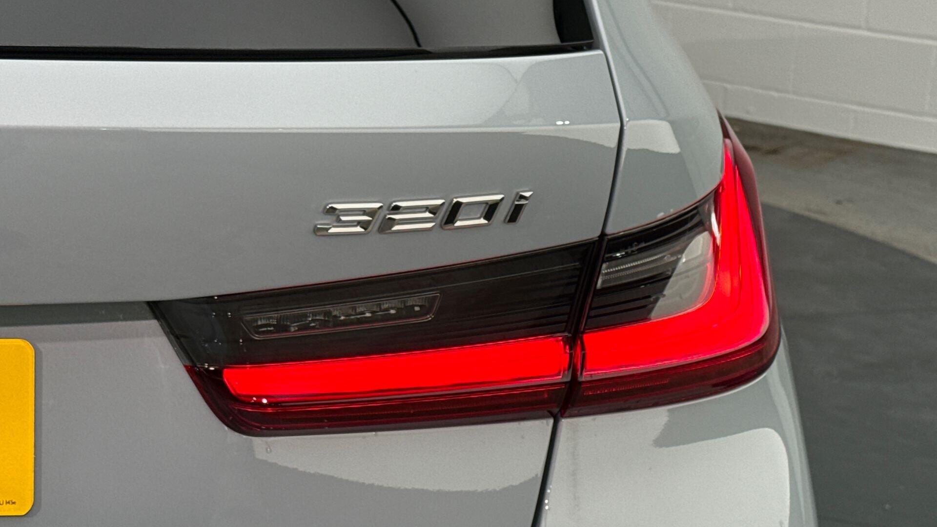 BMW 3 Series view 22