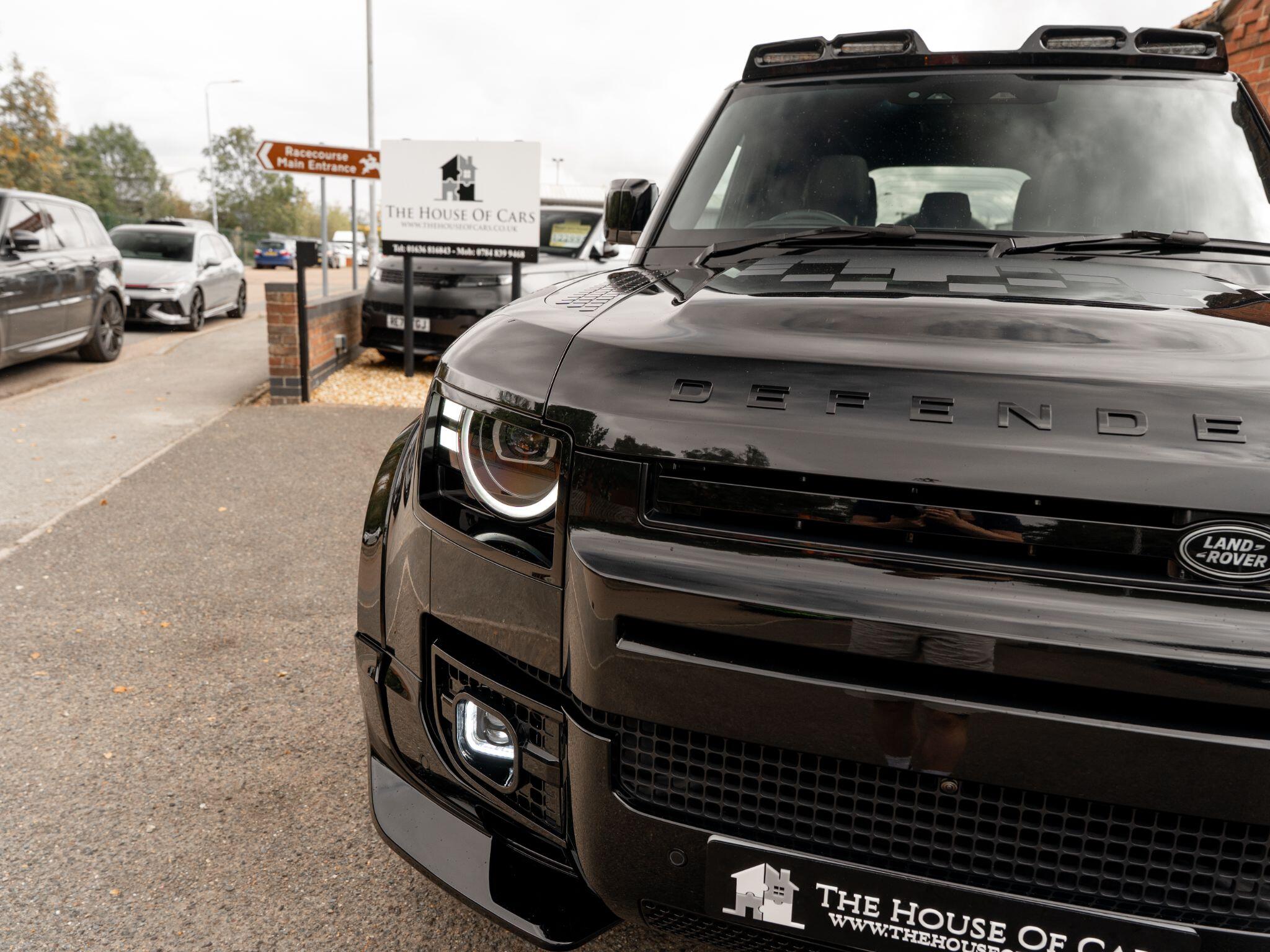 Land Rover Defender 110 view 19