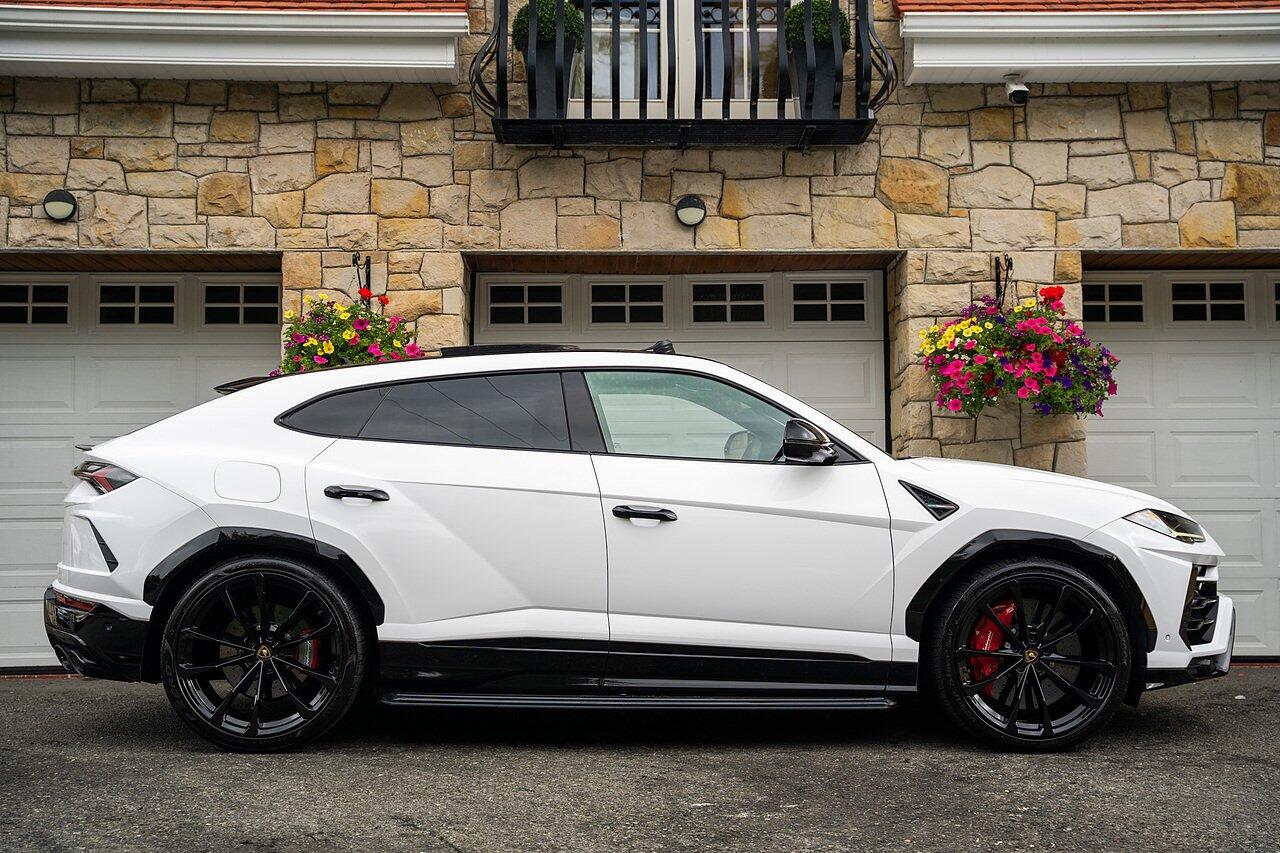 Lamborghini Urus view 3
