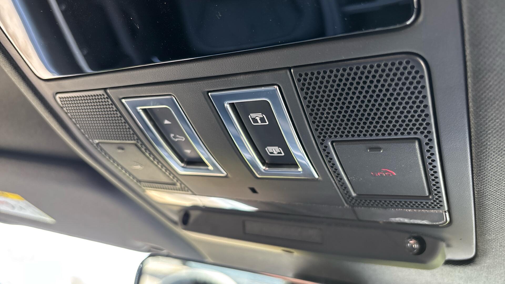 Land Rover Defender view 32