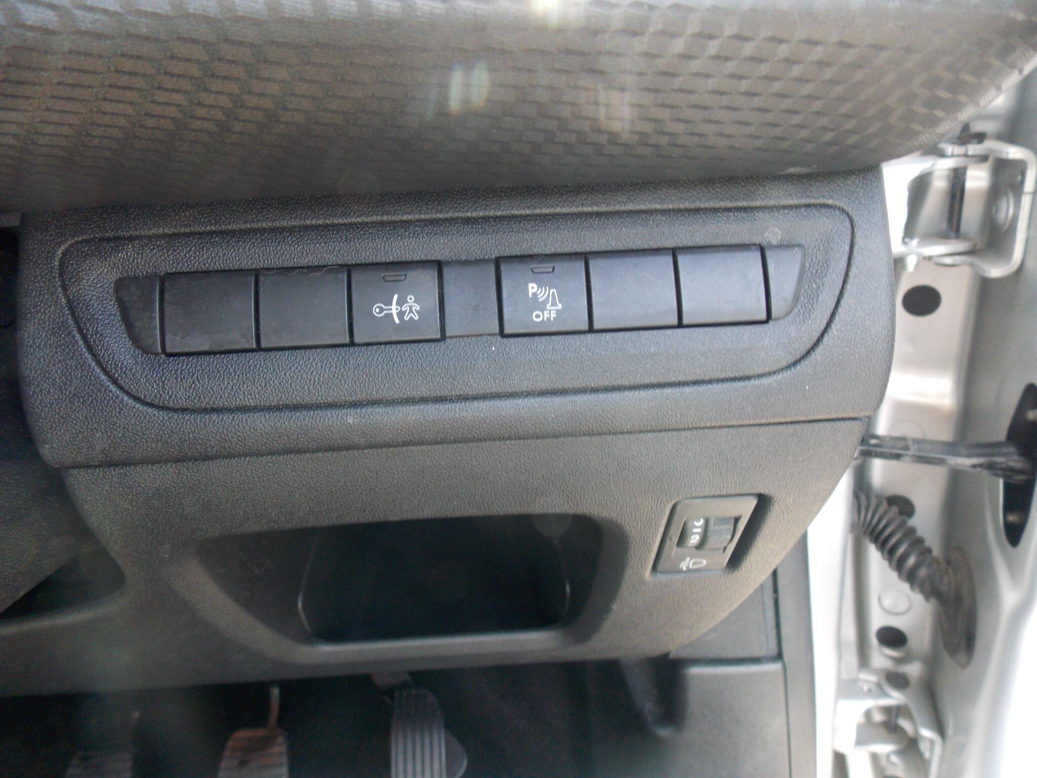 Peugeot 208 view 71