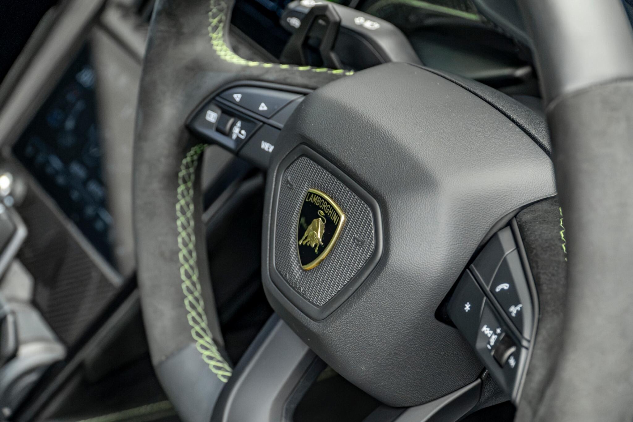 Lamborghini Urus view 35
