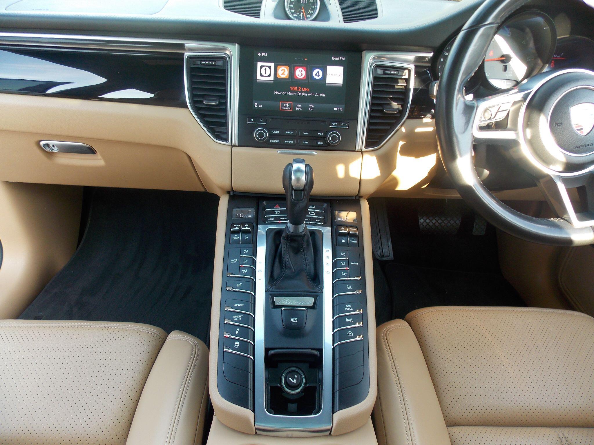 Porsche Macan view 25