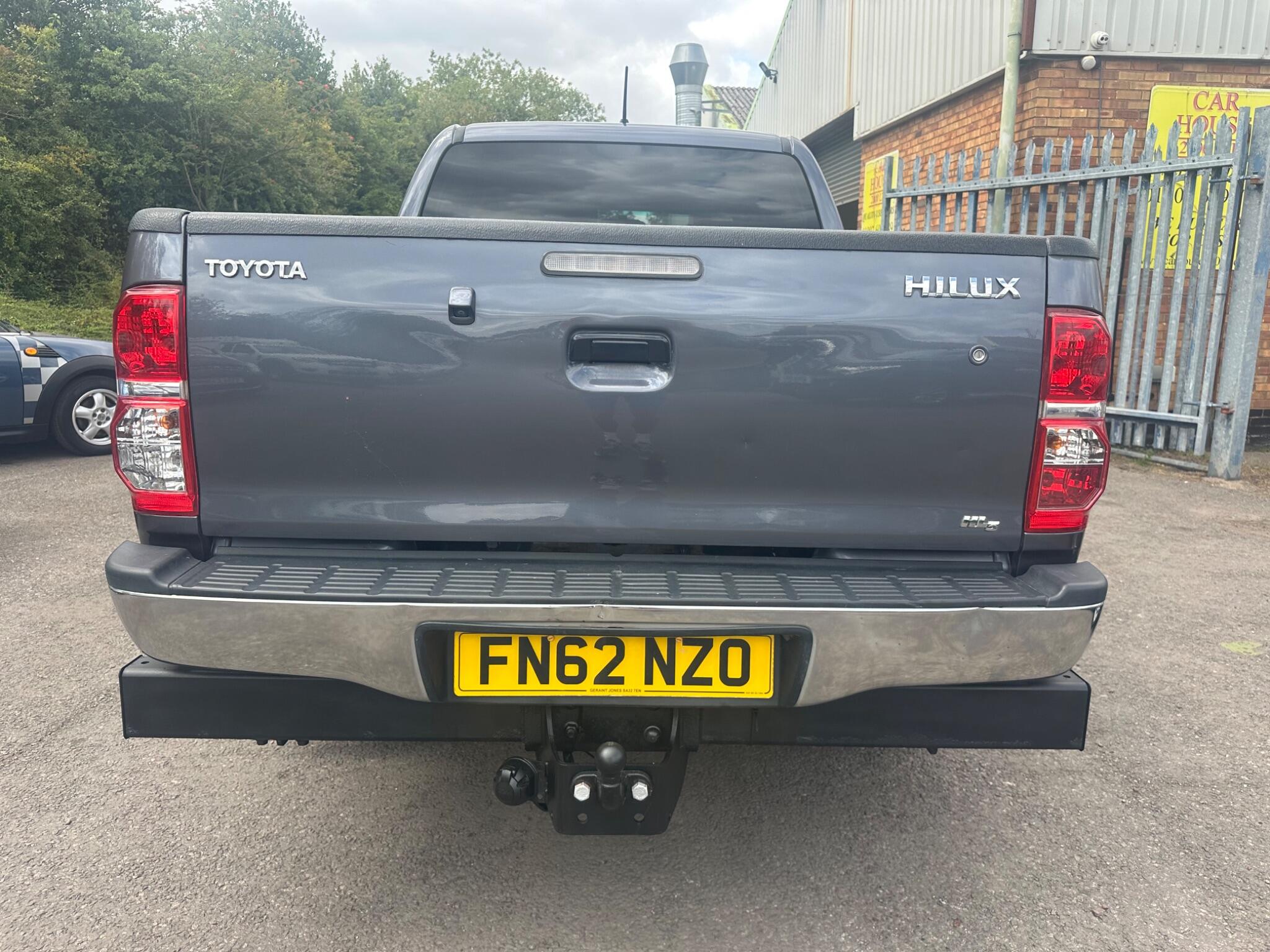 Toyota Hilux view 19