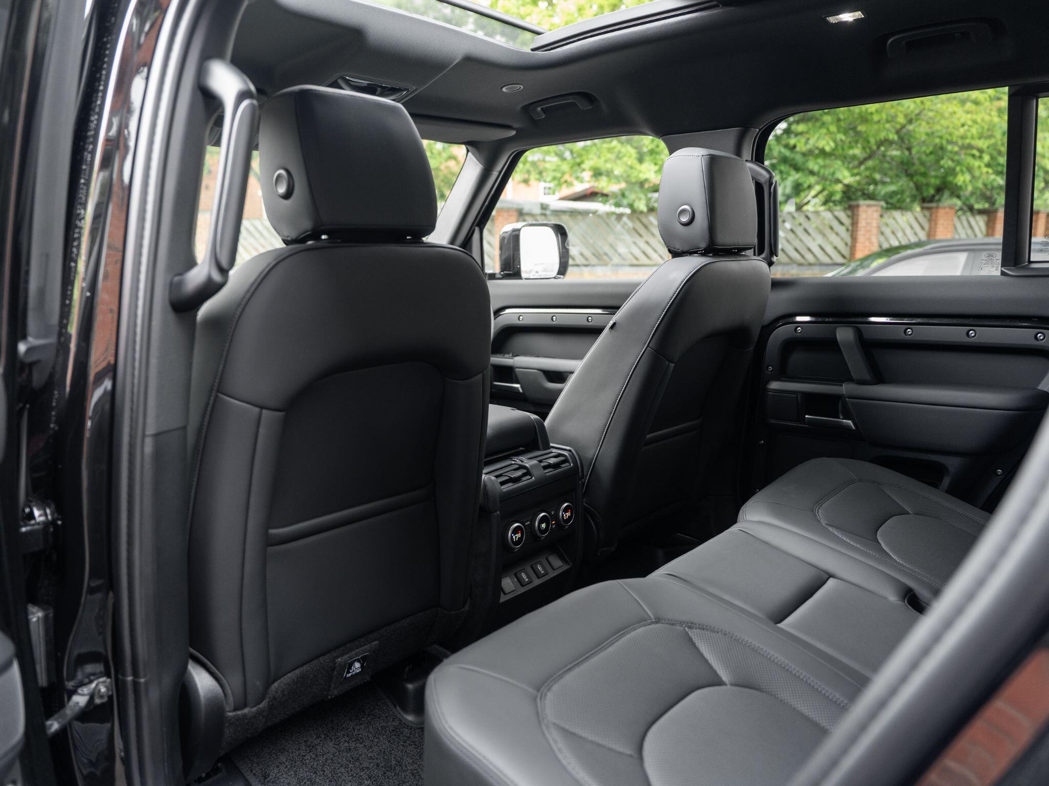 Land Rover Defender 110 view 47