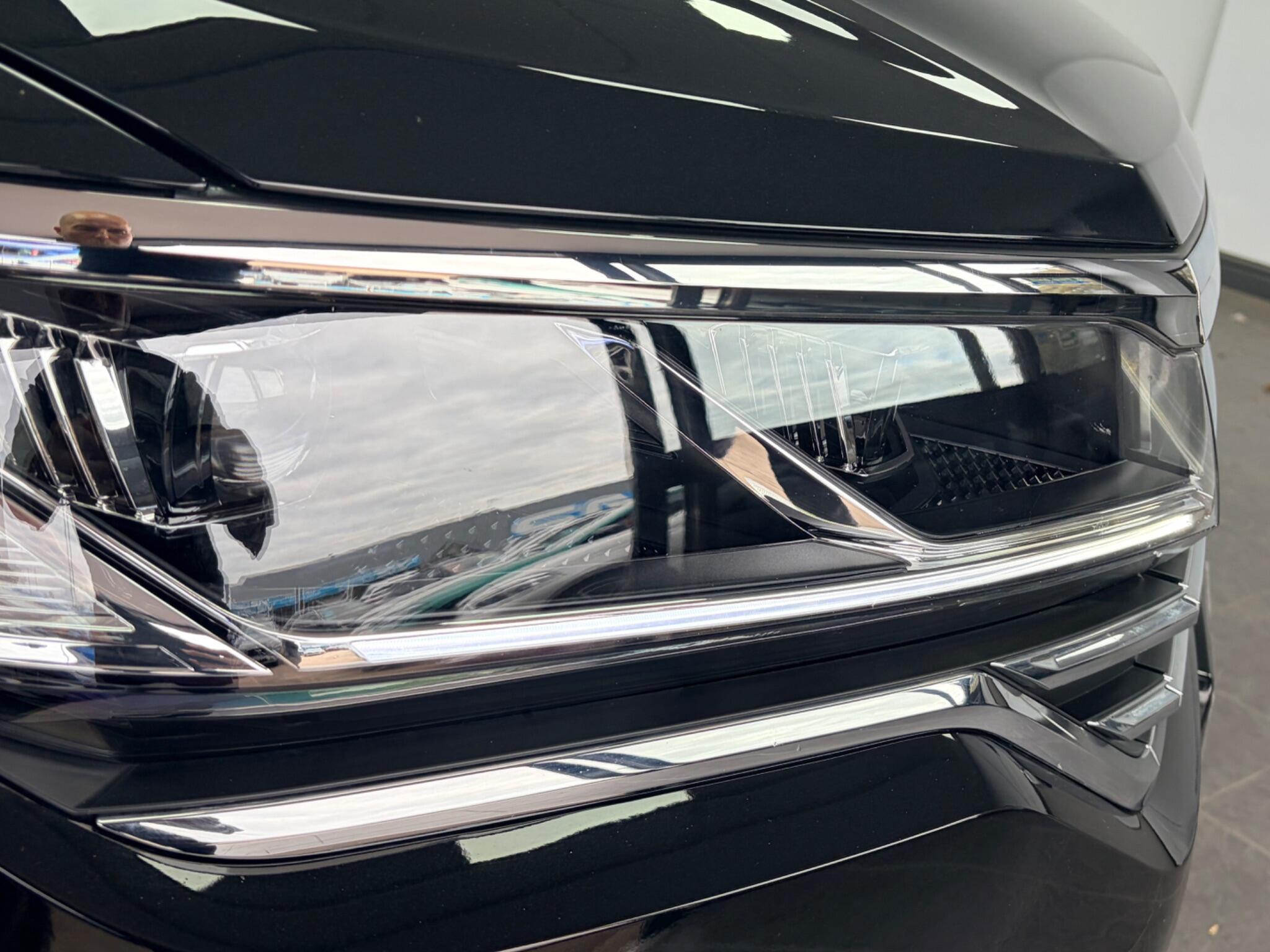Volkswagen Touareg view 3