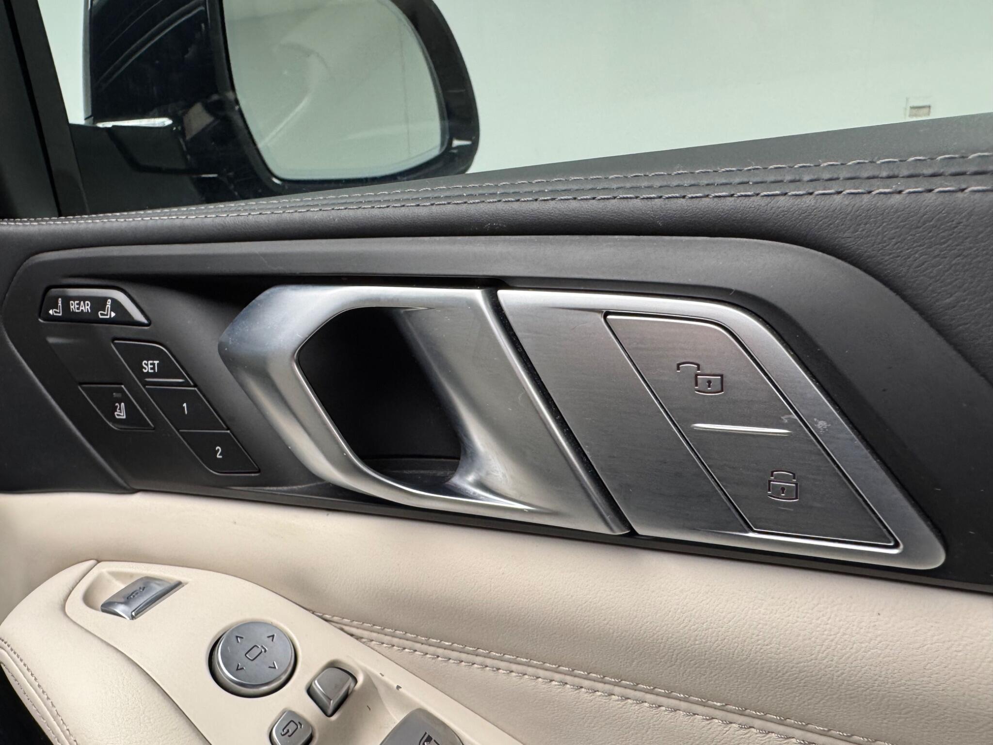 BMW X7 view 15