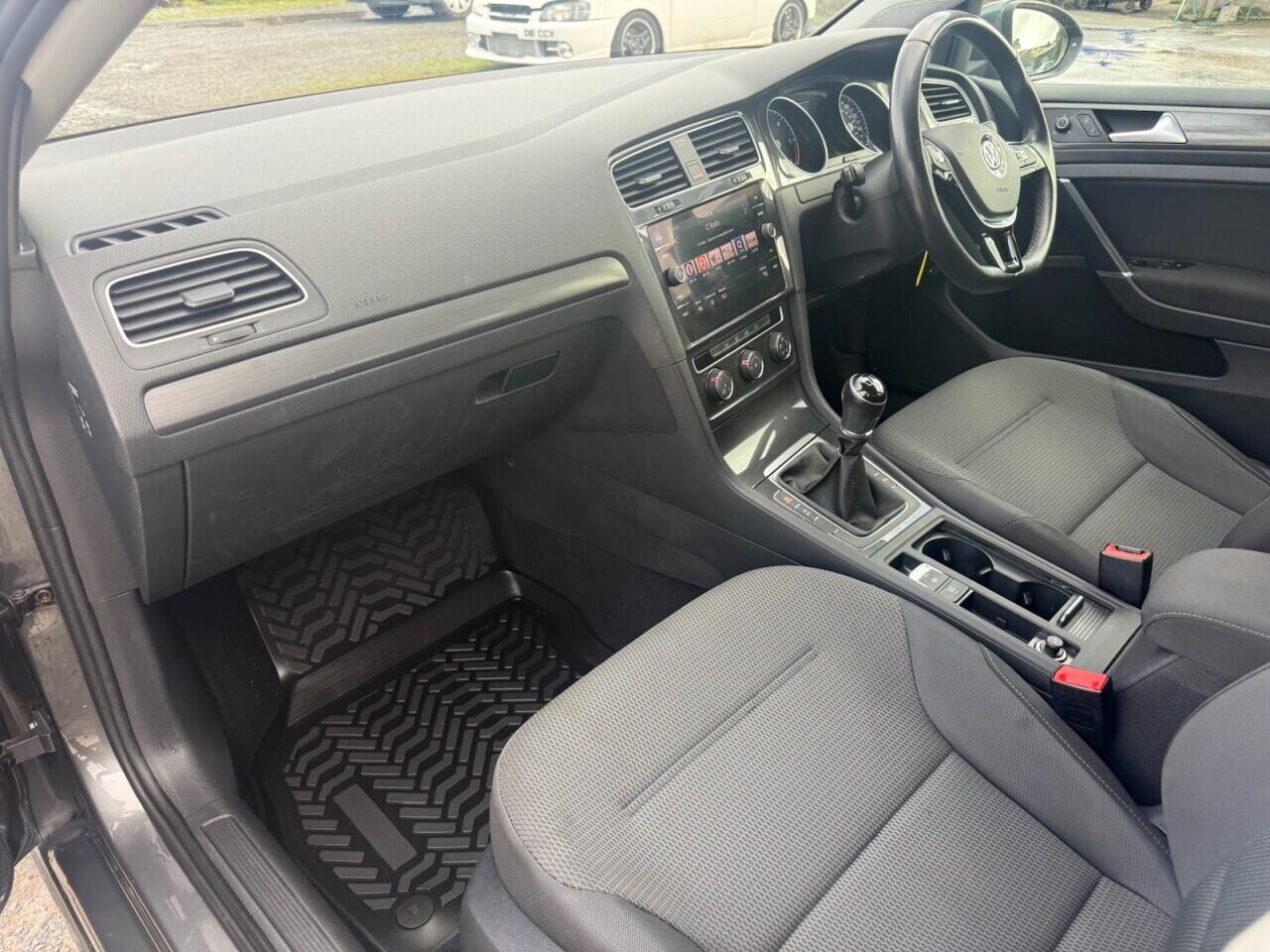 Volkswagen Golf view 19
