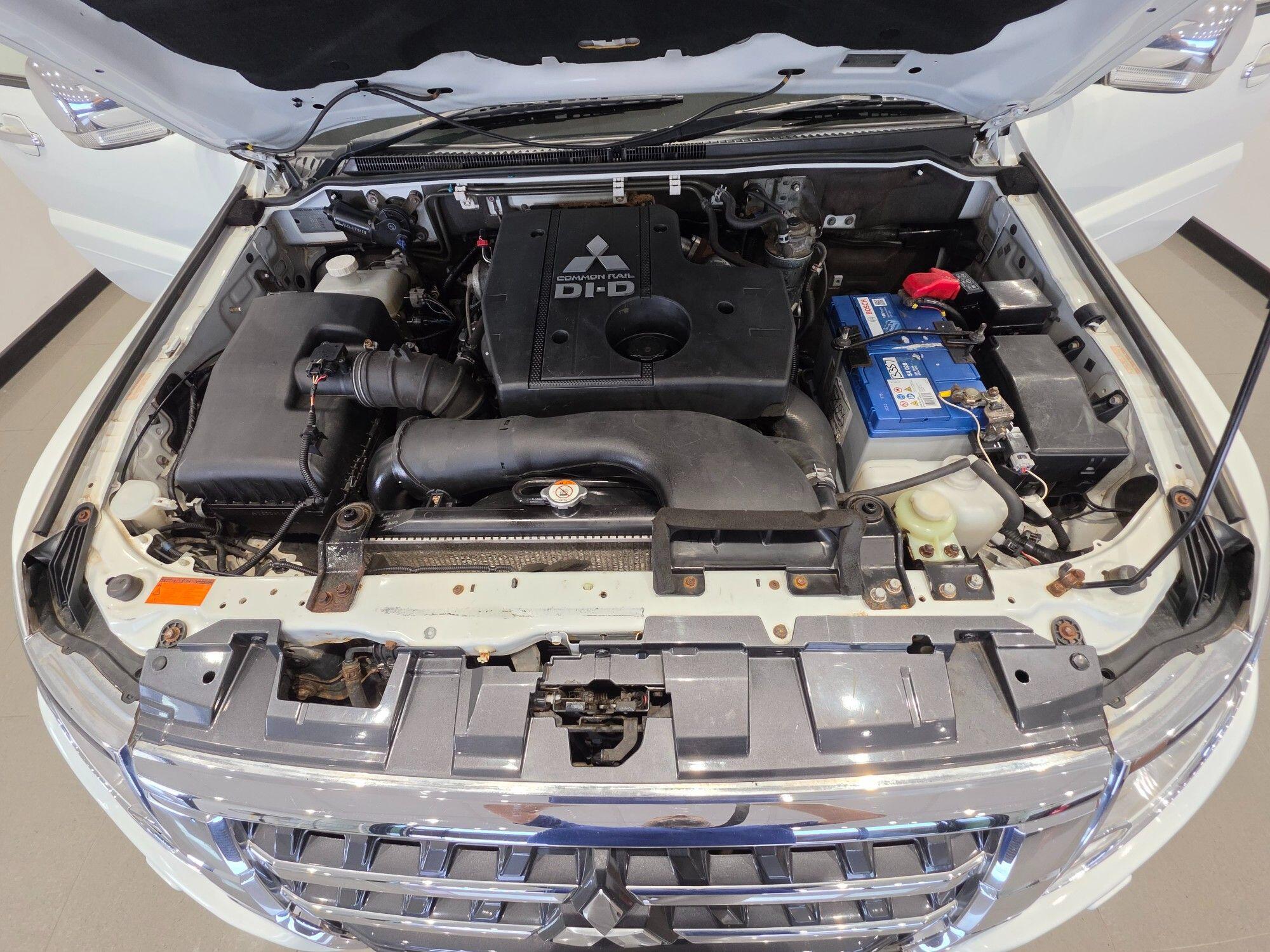 Mitsubishi Shogun view 45
