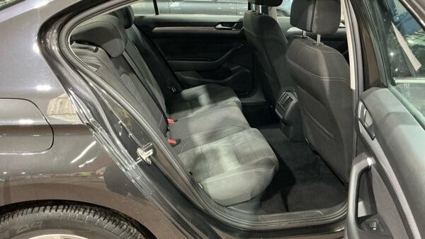 Volkswagen Passat view 4