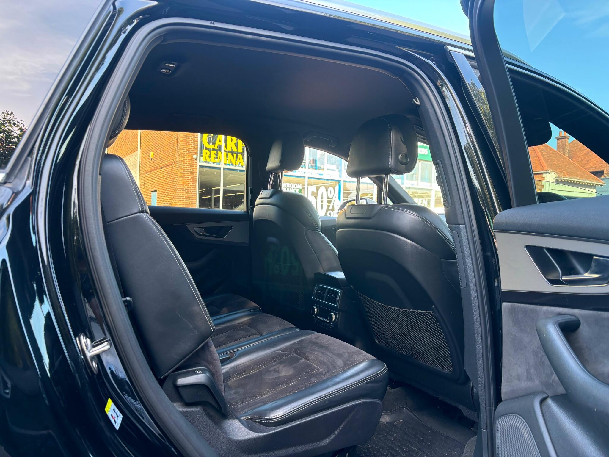 Audi Q7 view 4
