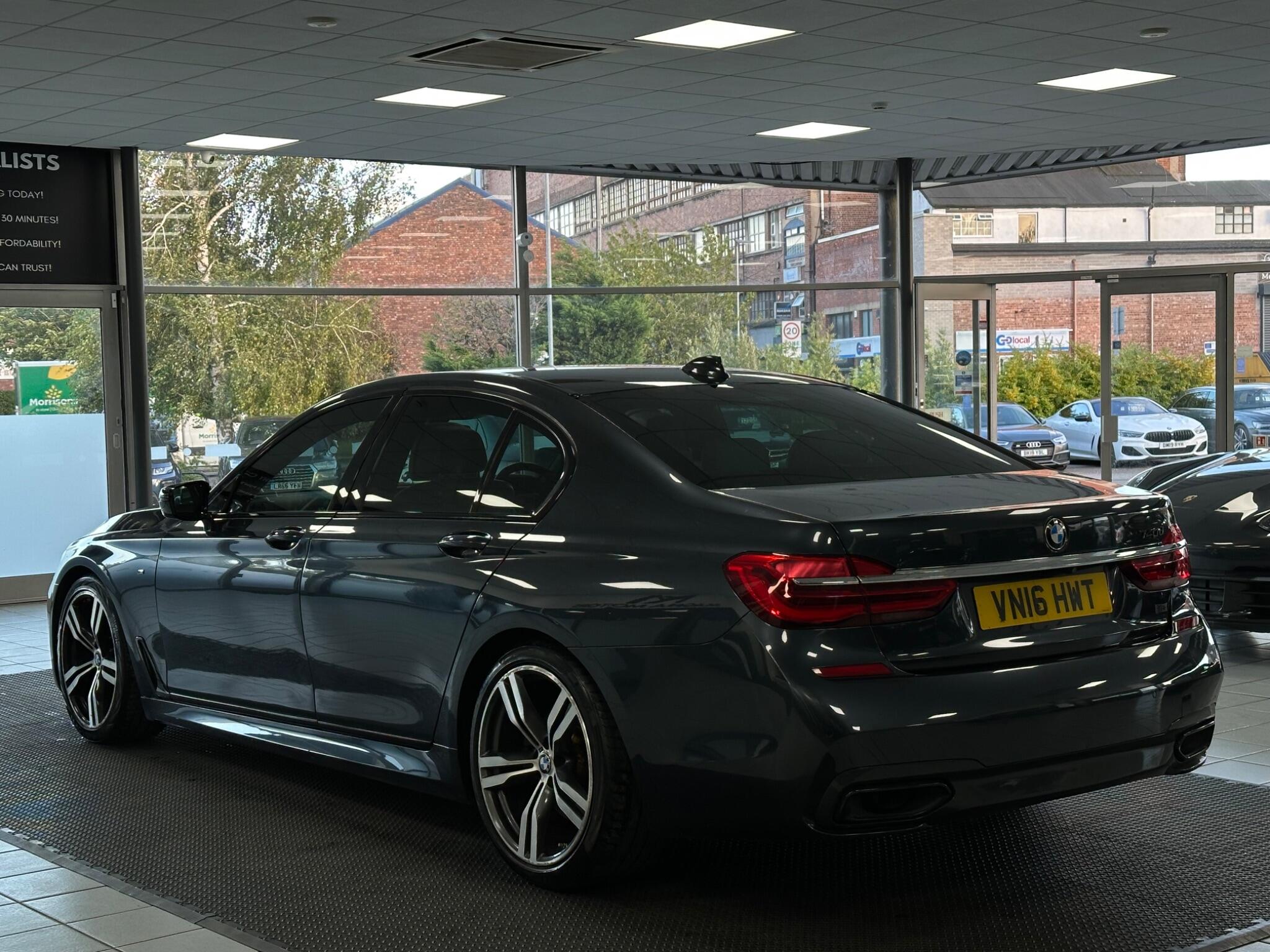 BMW 7 Series view 8