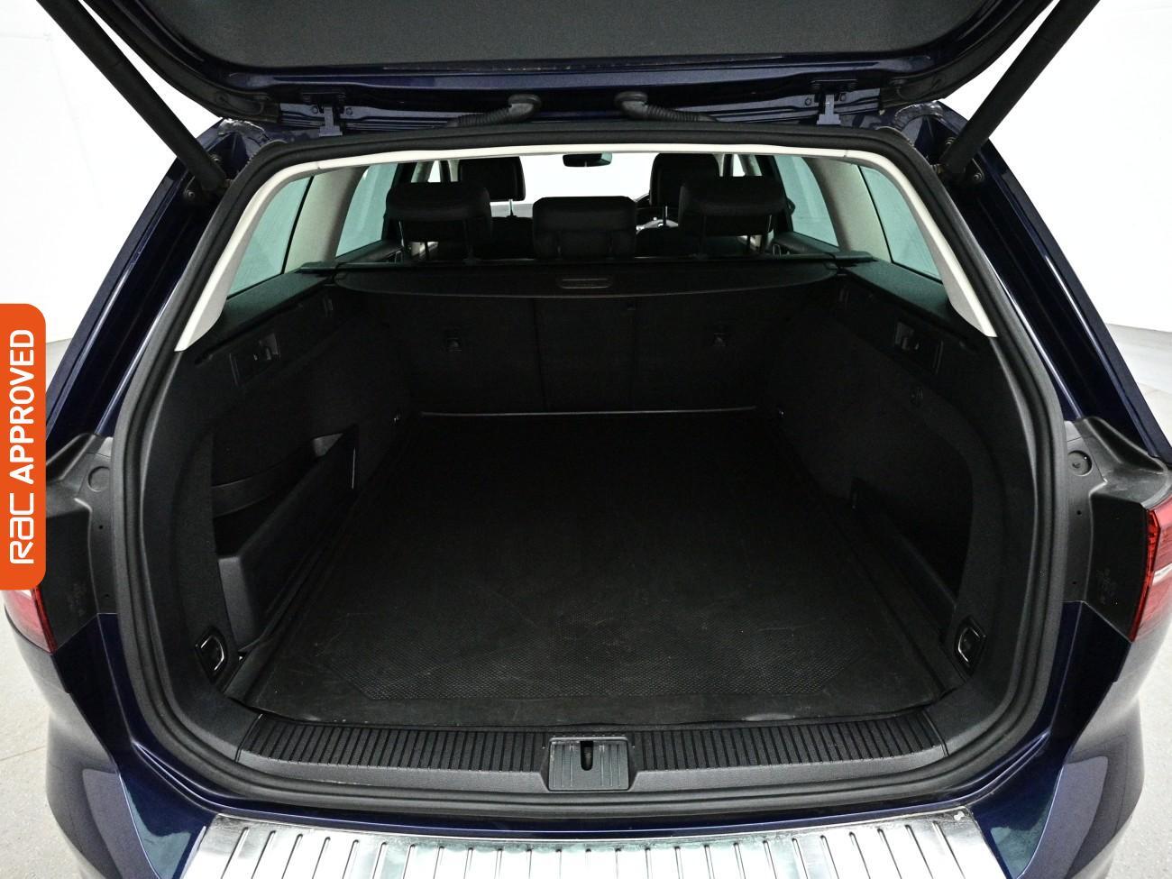 Volkswagen Passat view 14