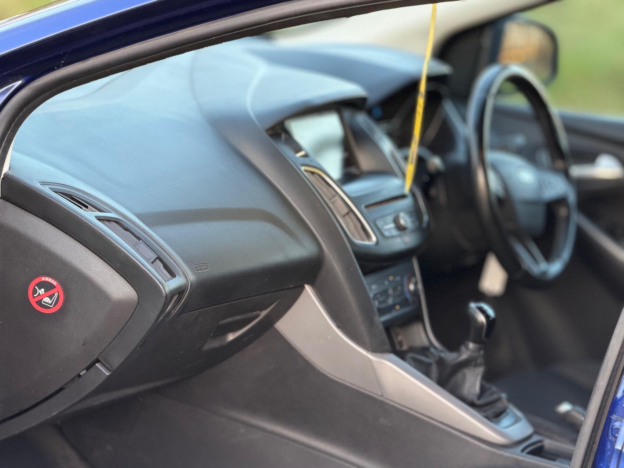 2016 Ford Focus 1.0T EcoBoost Zetec Euro 6 (s/s) 5dr image 25