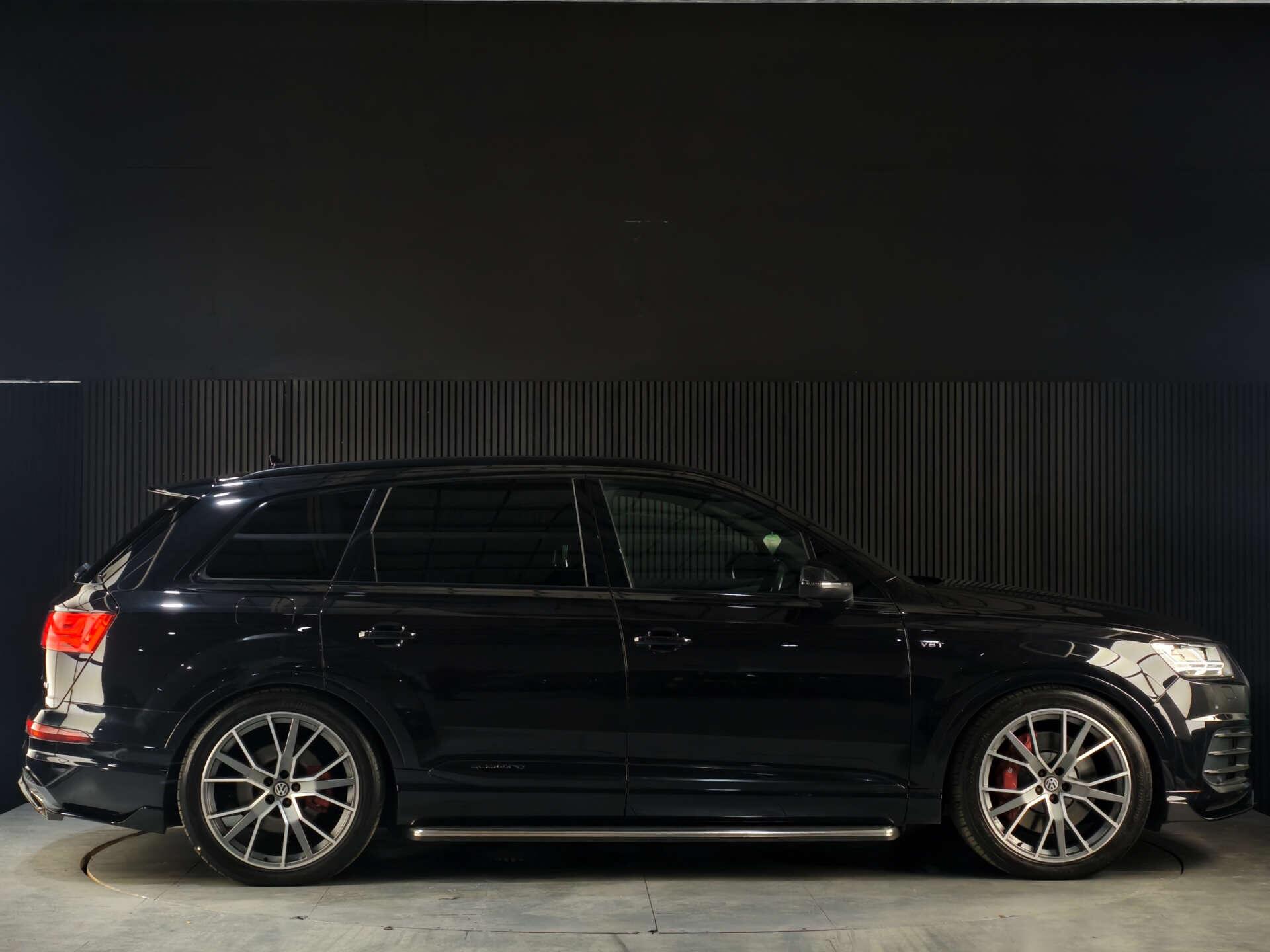 Audi SQ7 view 14