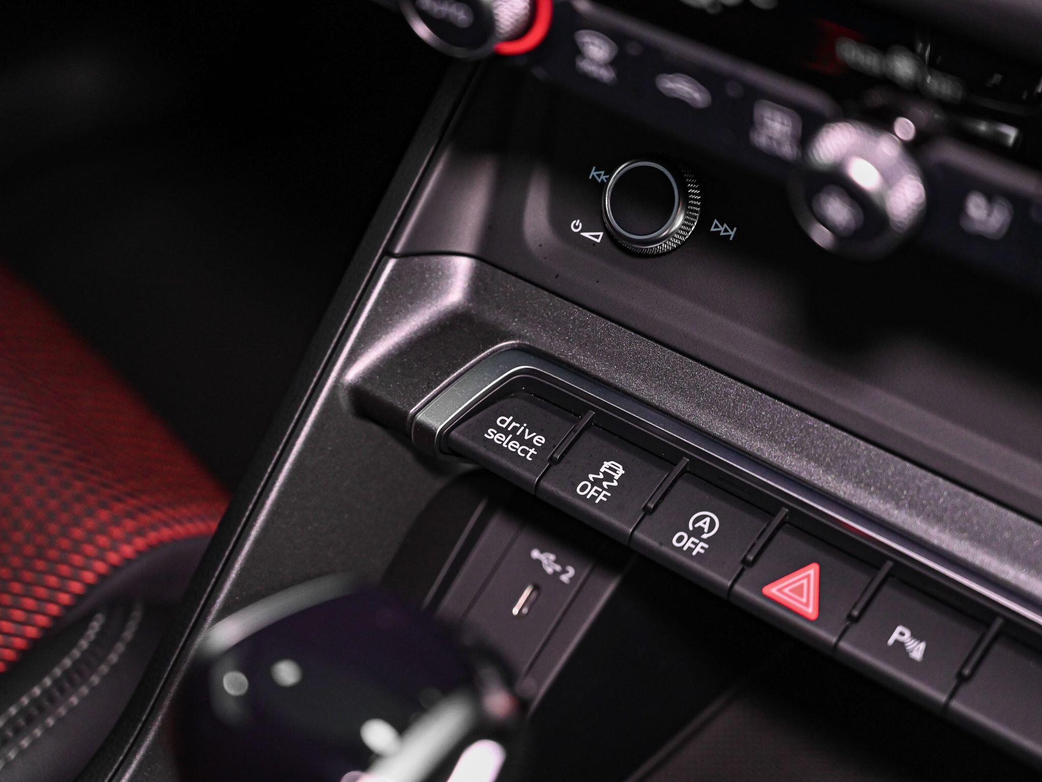 Audi Q3 view 13