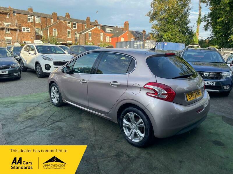 2013 Peugeot 208 image 25