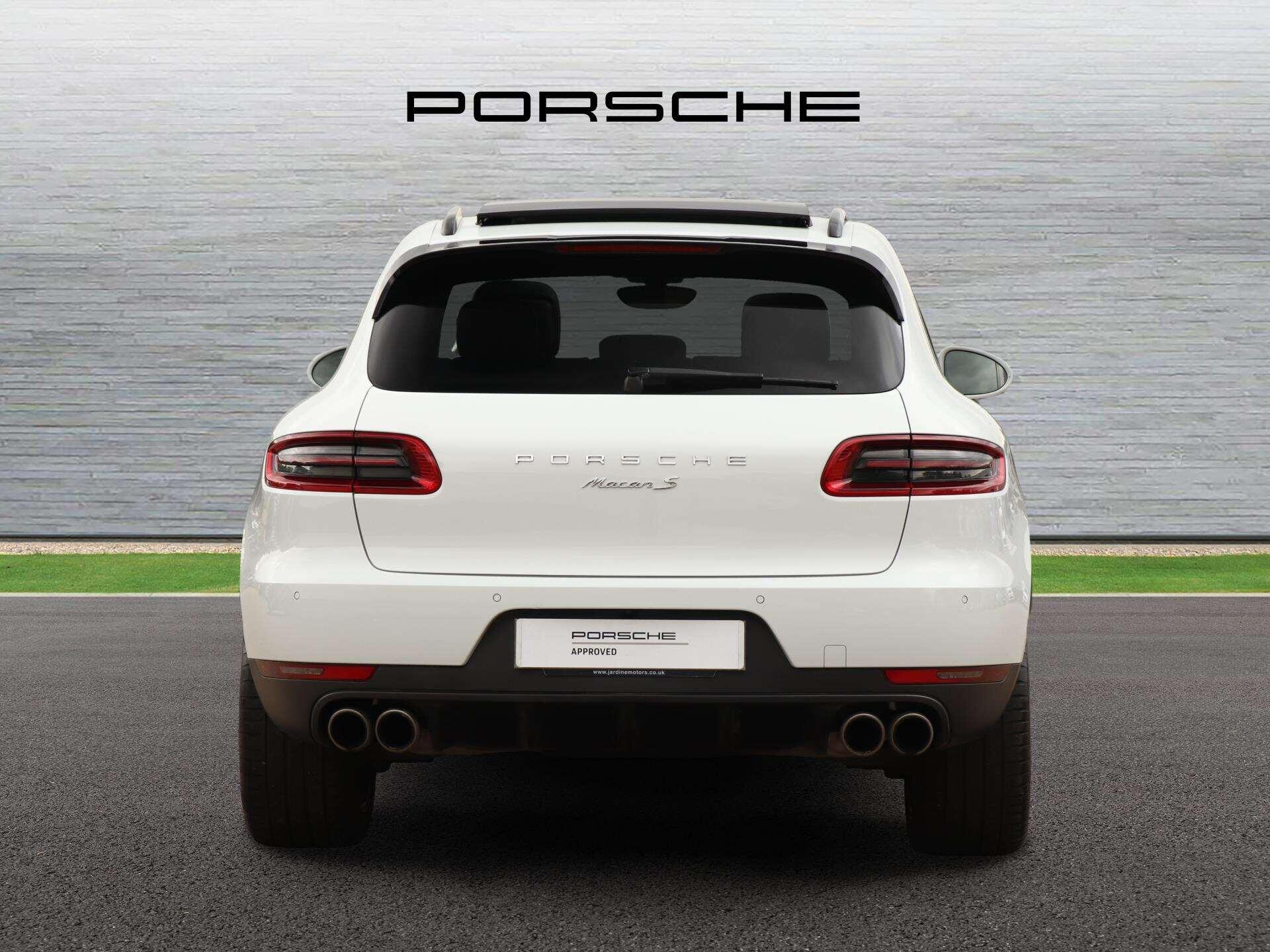 Porsche Macan view 4