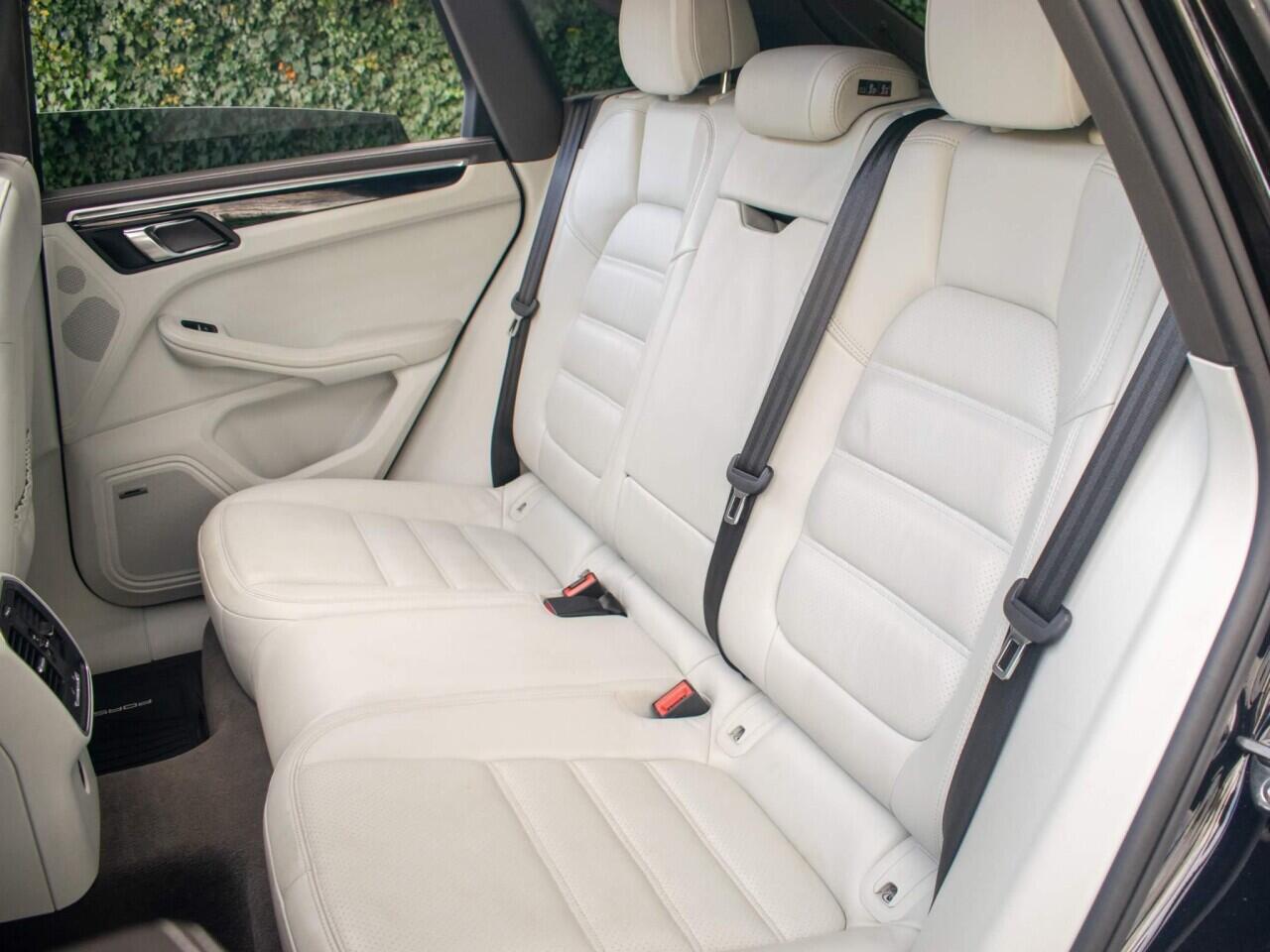 Porsche Macan view 31